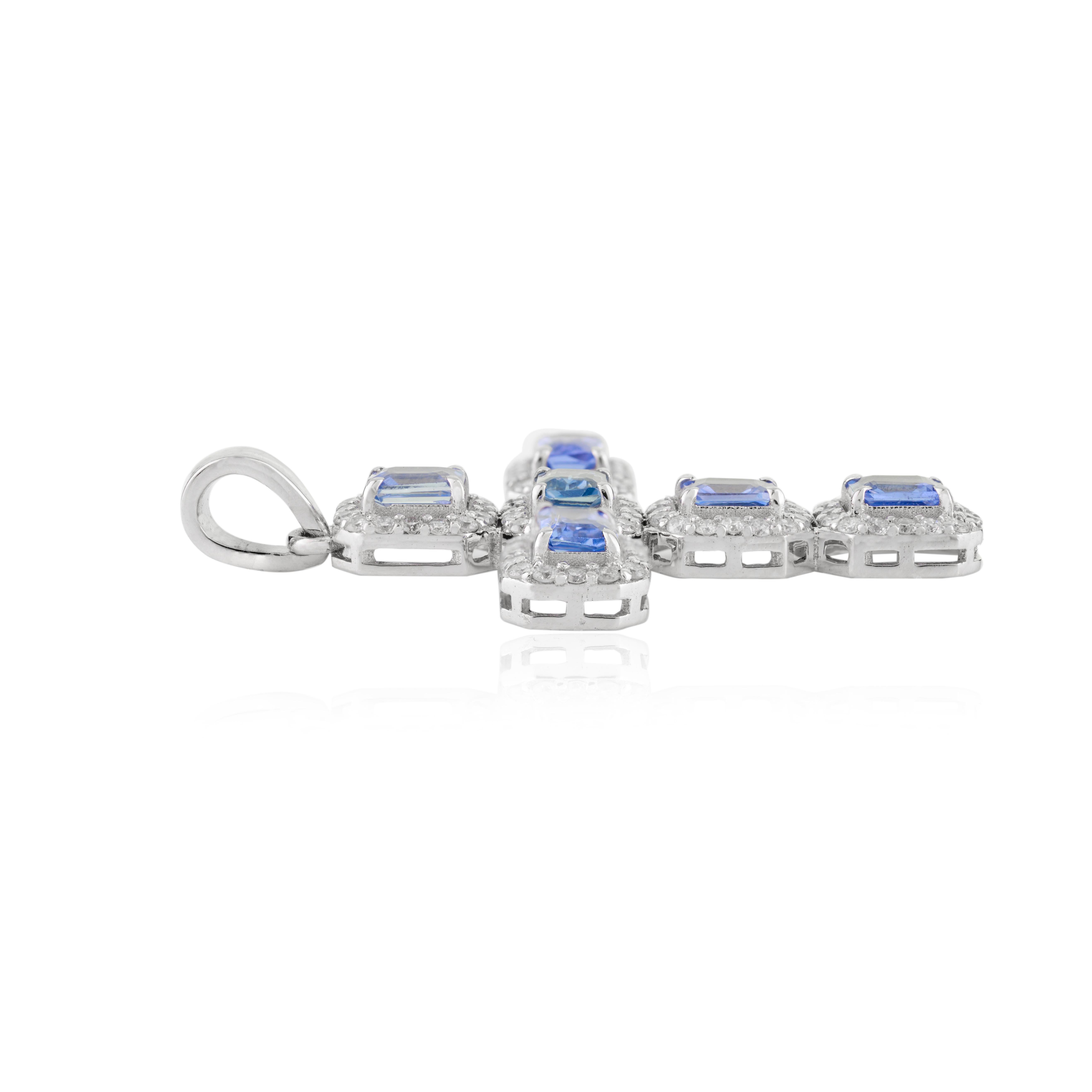 Elegant Cross Pendant in 14K White Gold with Blue Sapphires and Diamond Halo en venta 3