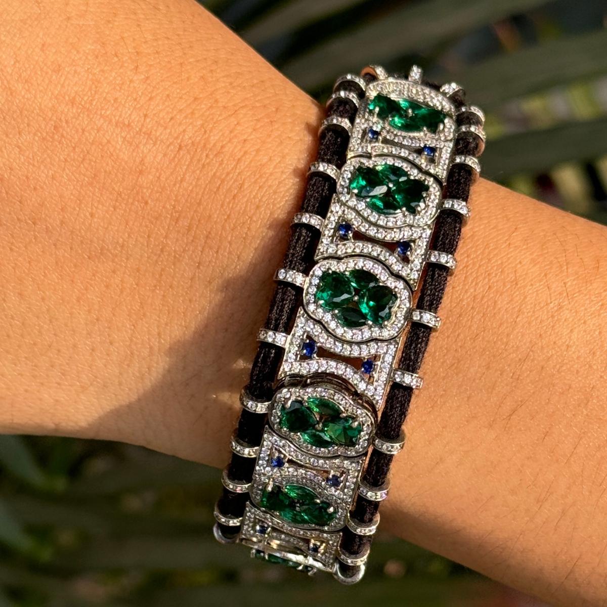 Elegante pulsera retro de hilo de macramé con circonitas cúbicas, de plata de ley. Necesitarás un brazalete de hilo para marcar la diferencia con tu look. Cada pieza presenta deslumbrantes piedras de circonita cúbica, famosas por su brillo y