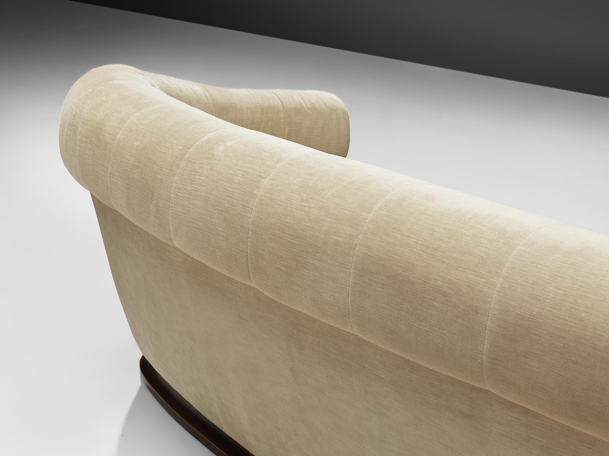 Italienisches Art Deco Sofa mit geschwungener Form aus beigem Samt (Moderne der Mitte des Jahrhunderts) im Angebot
