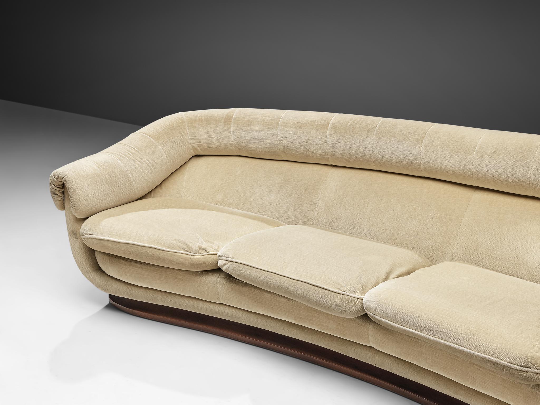 Italienisches Art Deco Sofa mit geschwungener Form aus beigem Samt (Mitte des 20. Jahrhunderts) im Angebot