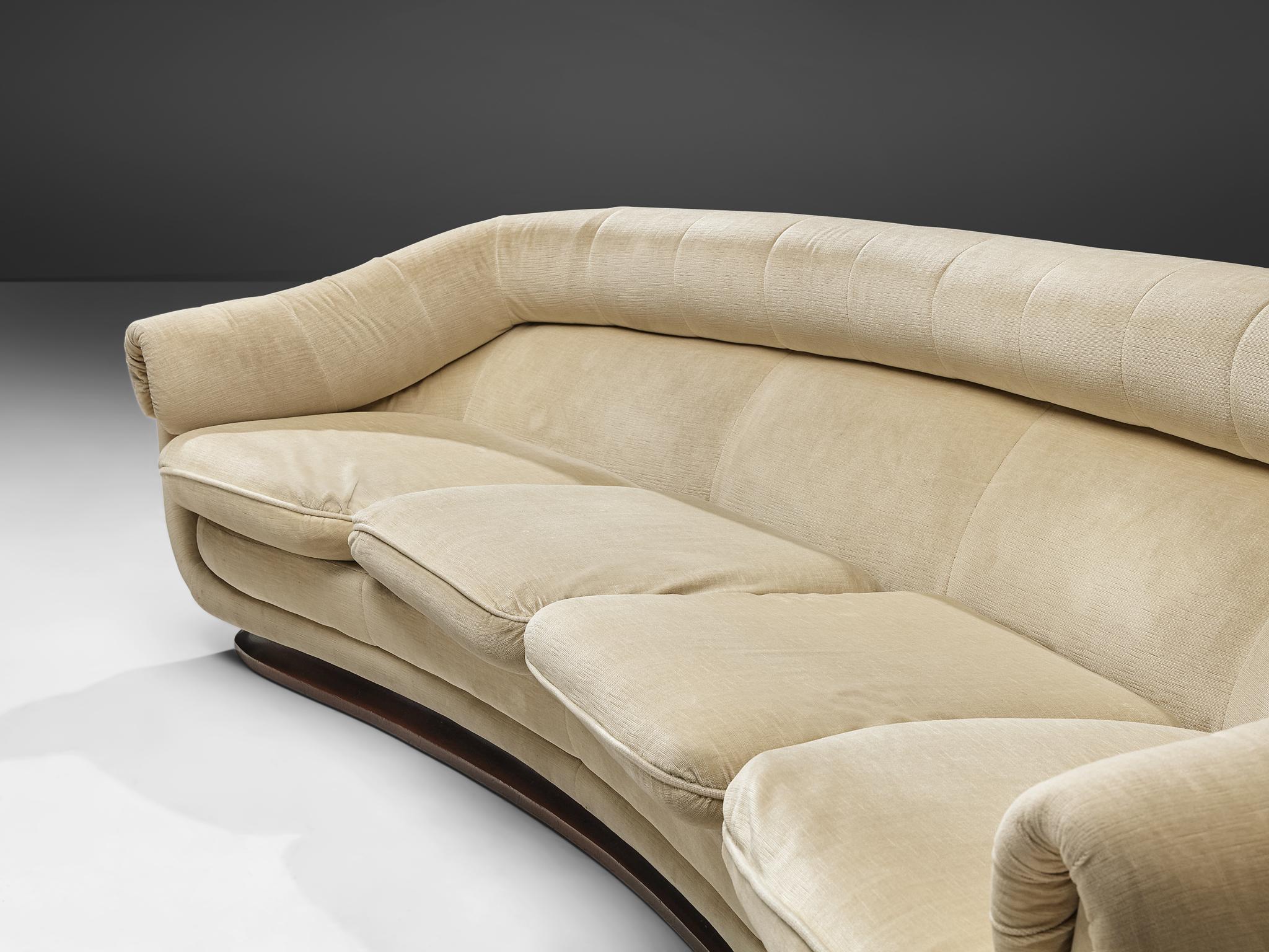 Italian Art Deco Sofa with Curved Shape in Beige Velvet In Good Condition For Sale In Waalwijk, NL
