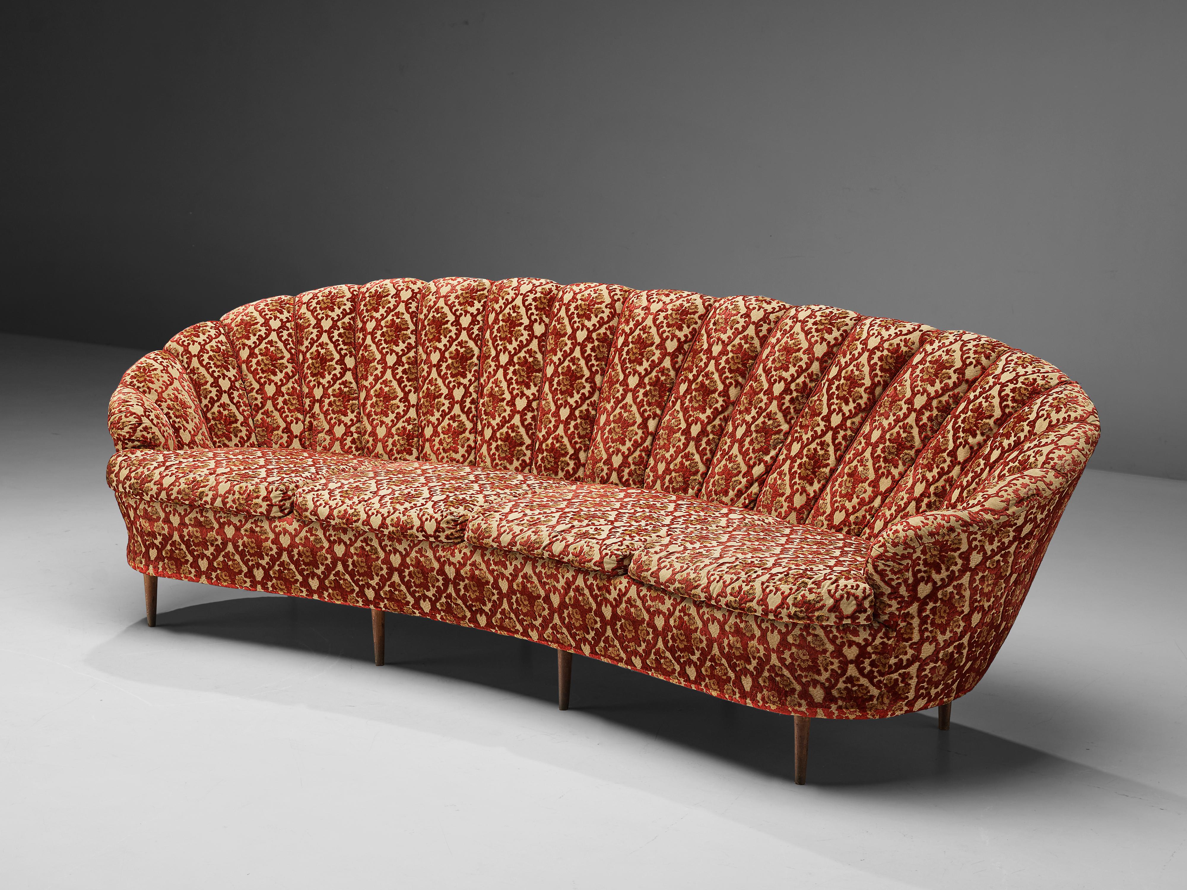 Canapé incurvé, tapisserie d'ameublement, Italie, années 1960

Ce canapé présente de multiples caractéristiques dynamiques. La forme du canapé est légèrement incurvée. Quatre coussins d'assise non fixés structurent le canapé. Des pieds élégants