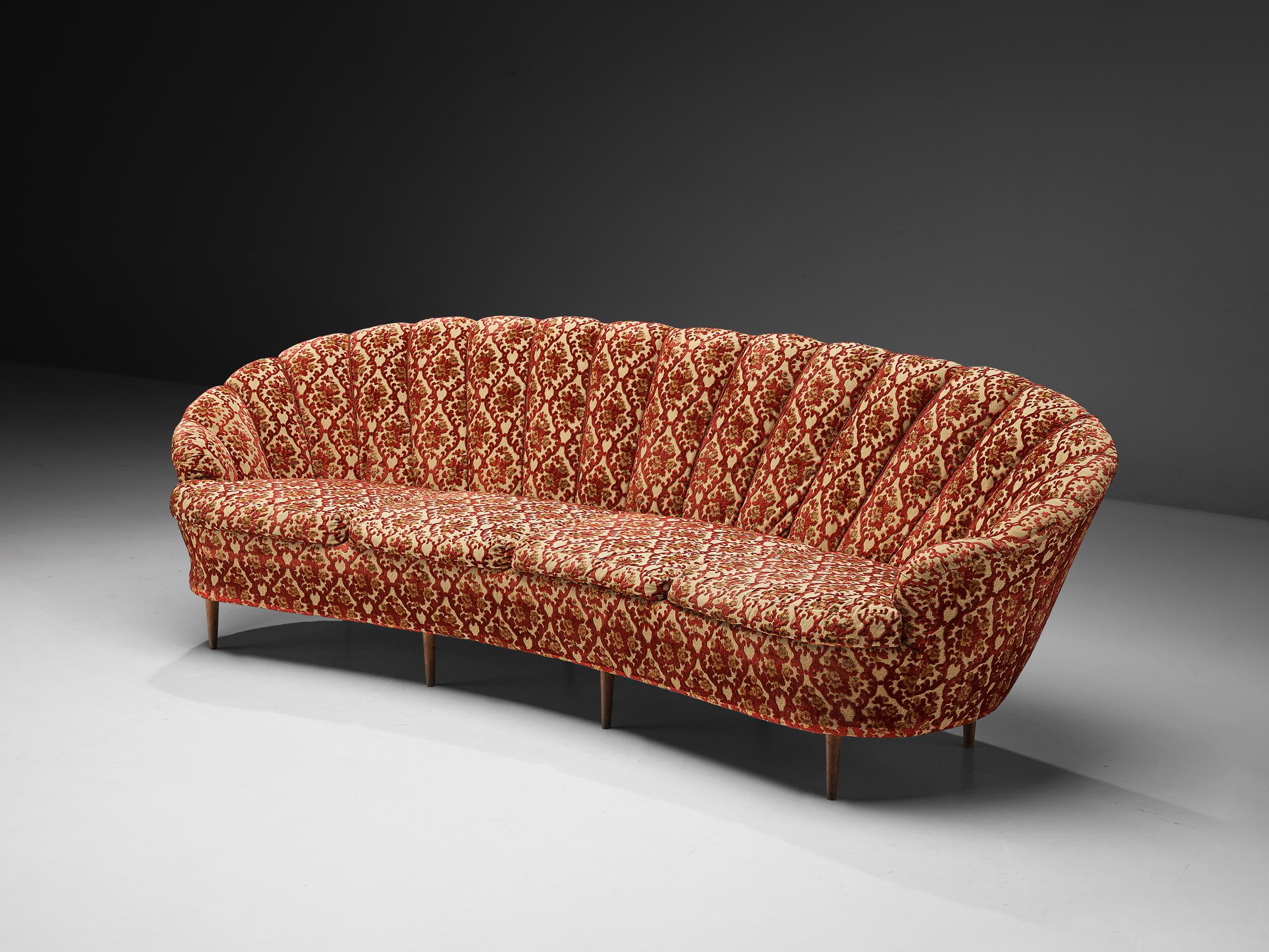 Divano curvo, imbottitura, Italia, anni '60

Questo divano presenta molteplici caratteristiche dinamiche. La forma del divano è leggermente curva. Quattro cuscini di seduta sciolti strutturano il divano. Le eleganti gambe sollevano il divano con