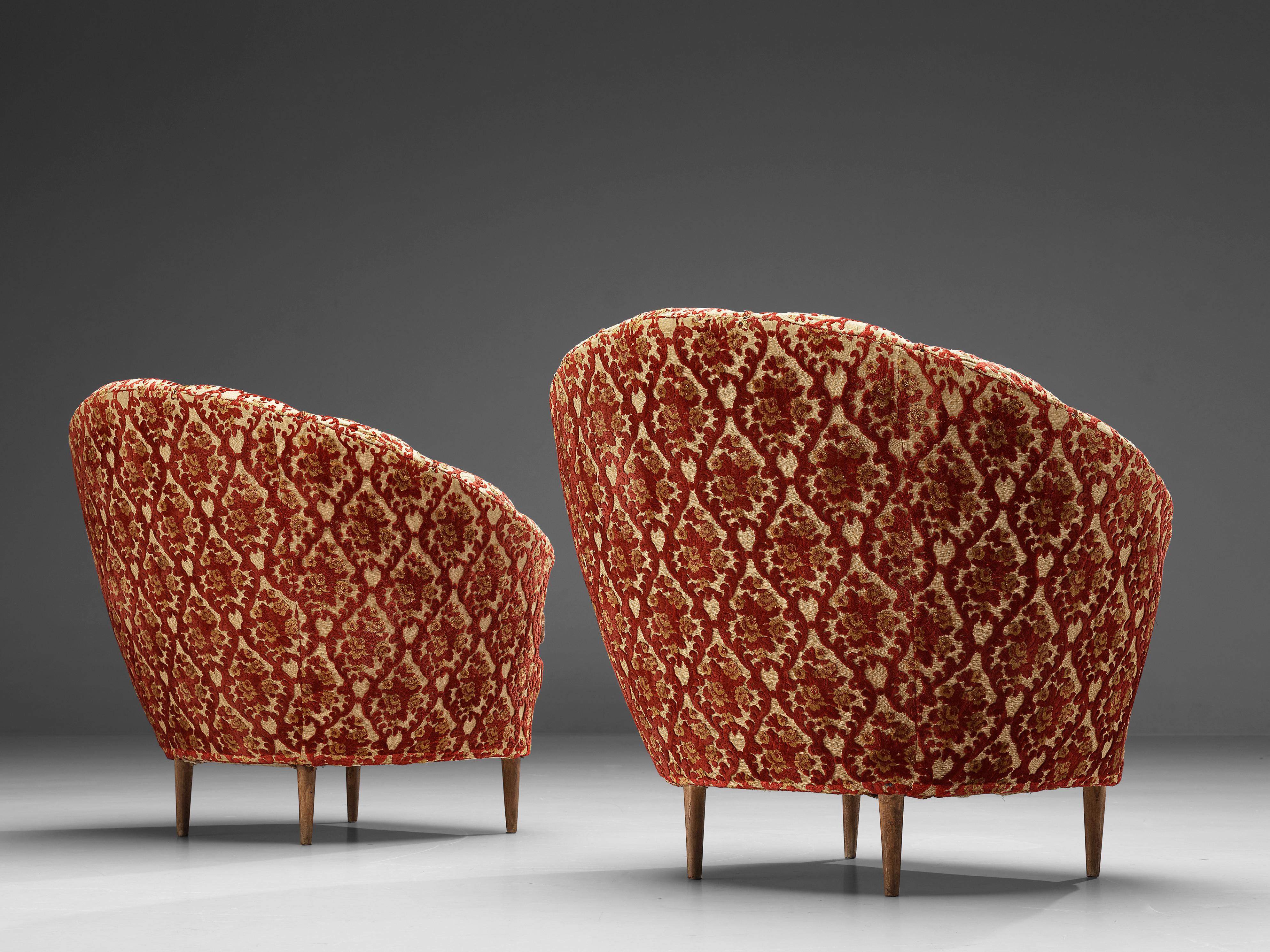 Elegant Curved Club Chairs in Floral Upholstery In Good Condition In Waalwijk, NL
