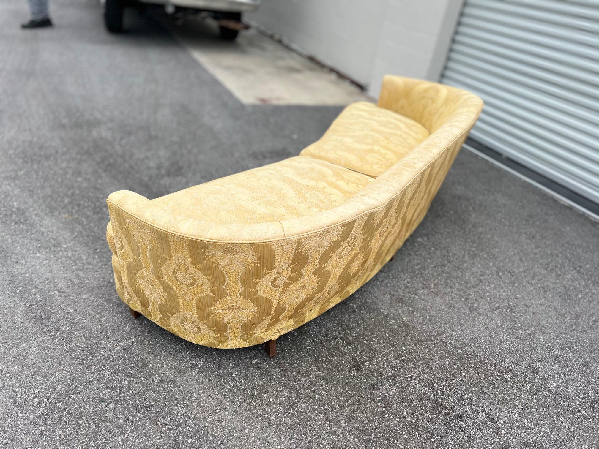 Elegant Curved Sofa by Hickory Fry In Good Condition In St.Petersburg, FL