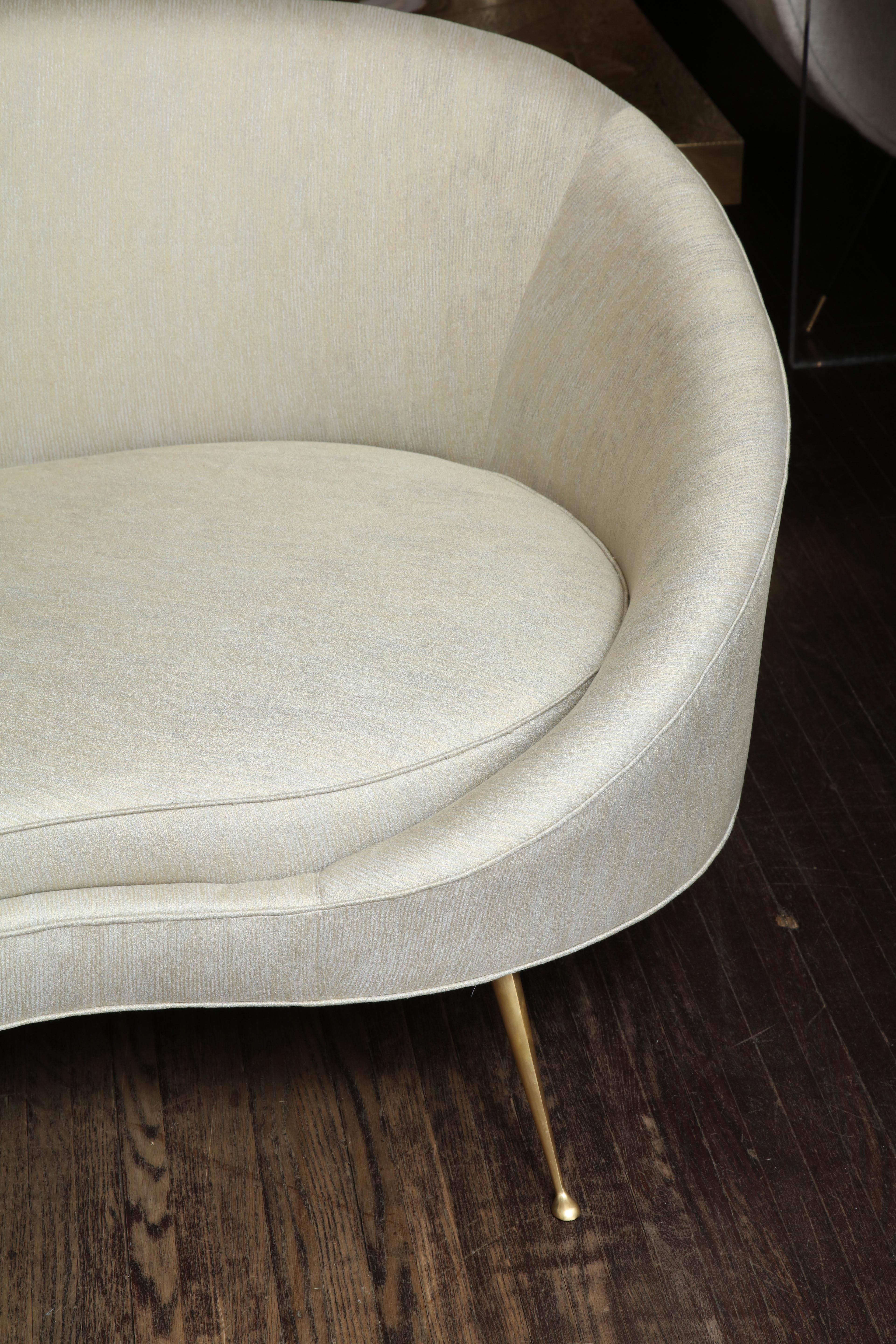 XXI secolo e contemporaneo Elegante divano curvo con tappezzeria personalizzata e gambe in ottone in vendita