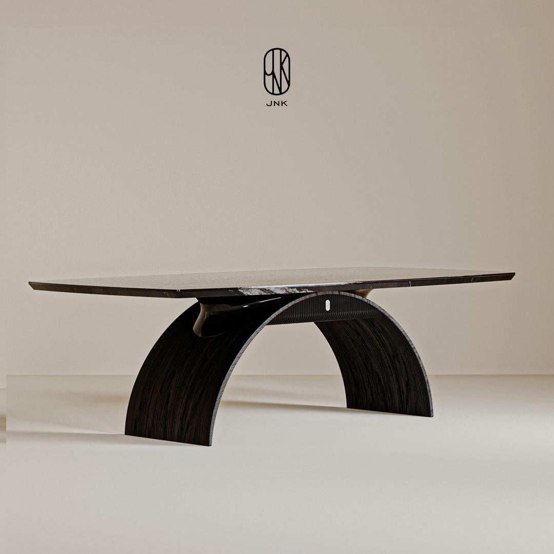 Tavolo da pranzo Torres, 

Presenta un design moderno ed elegante. Il piano del tavolo ha una forma sottile e piatta con bordi affilati, per un aspetto elegante. La superficie è caratterizzata da toni scuri che le conferiscono una texture