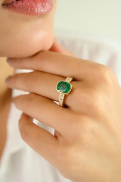 Élégante bague solitaire en or 18k avec émeraude taille coussin et diamants baguettes