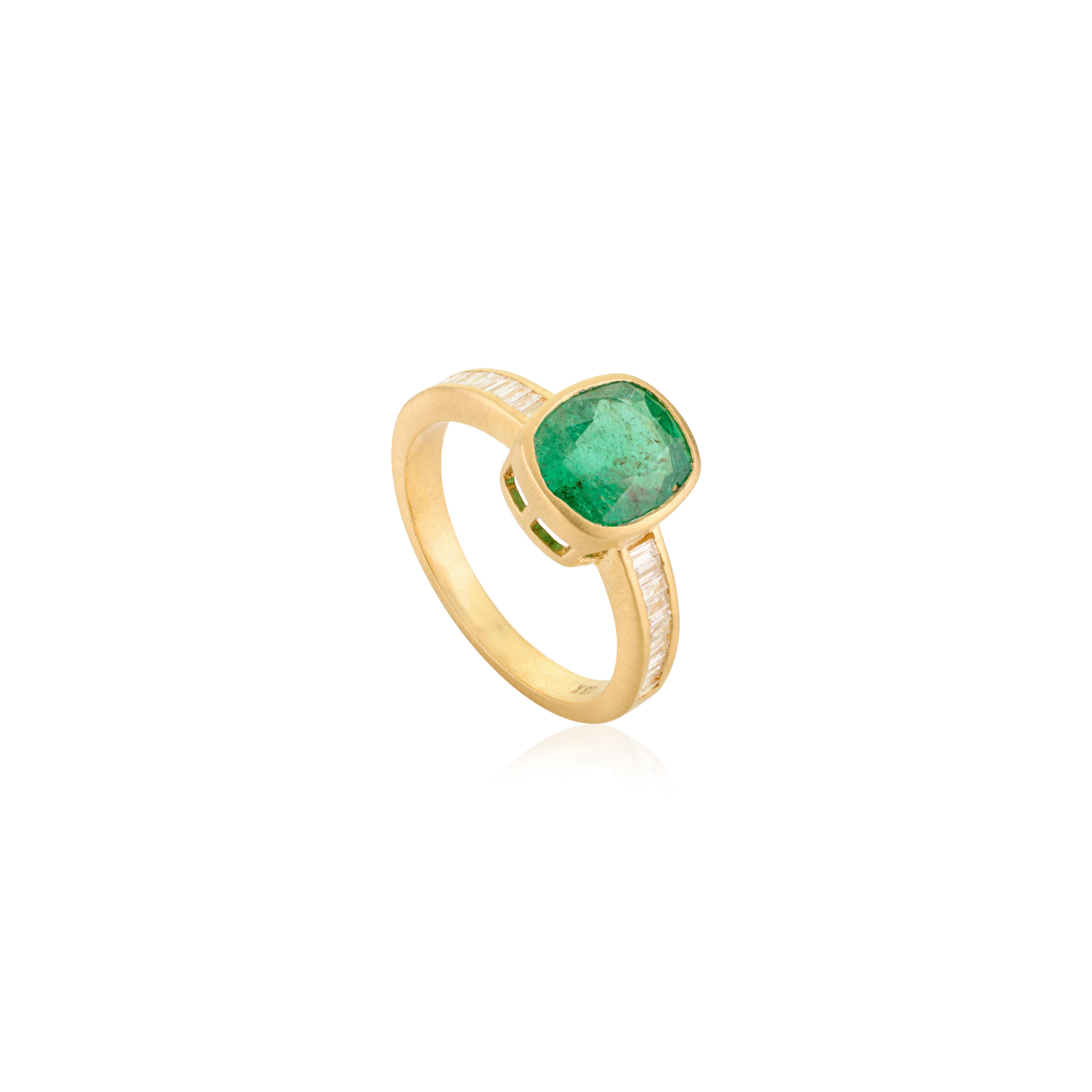 Im Angebot: Eleganter Smaragd-Solitärring im Kissenschliff mit Baguette-Diamanten aus 18 Karat Gold () 3