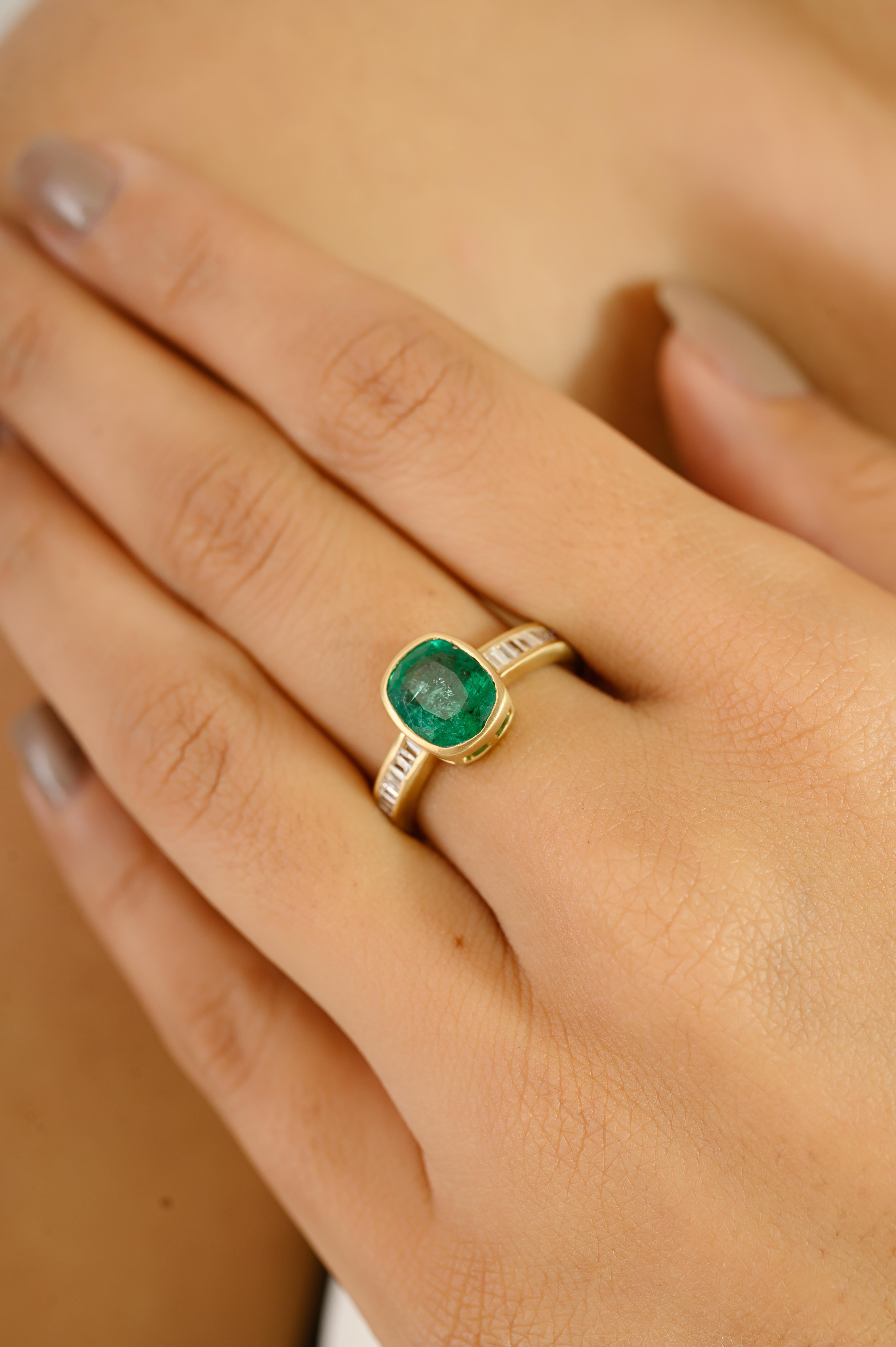 Im Angebot: Eleganter Smaragd-Solitärring im Kissenschliff mit Baguette-Diamanten aus 18 Karat Gold () 4