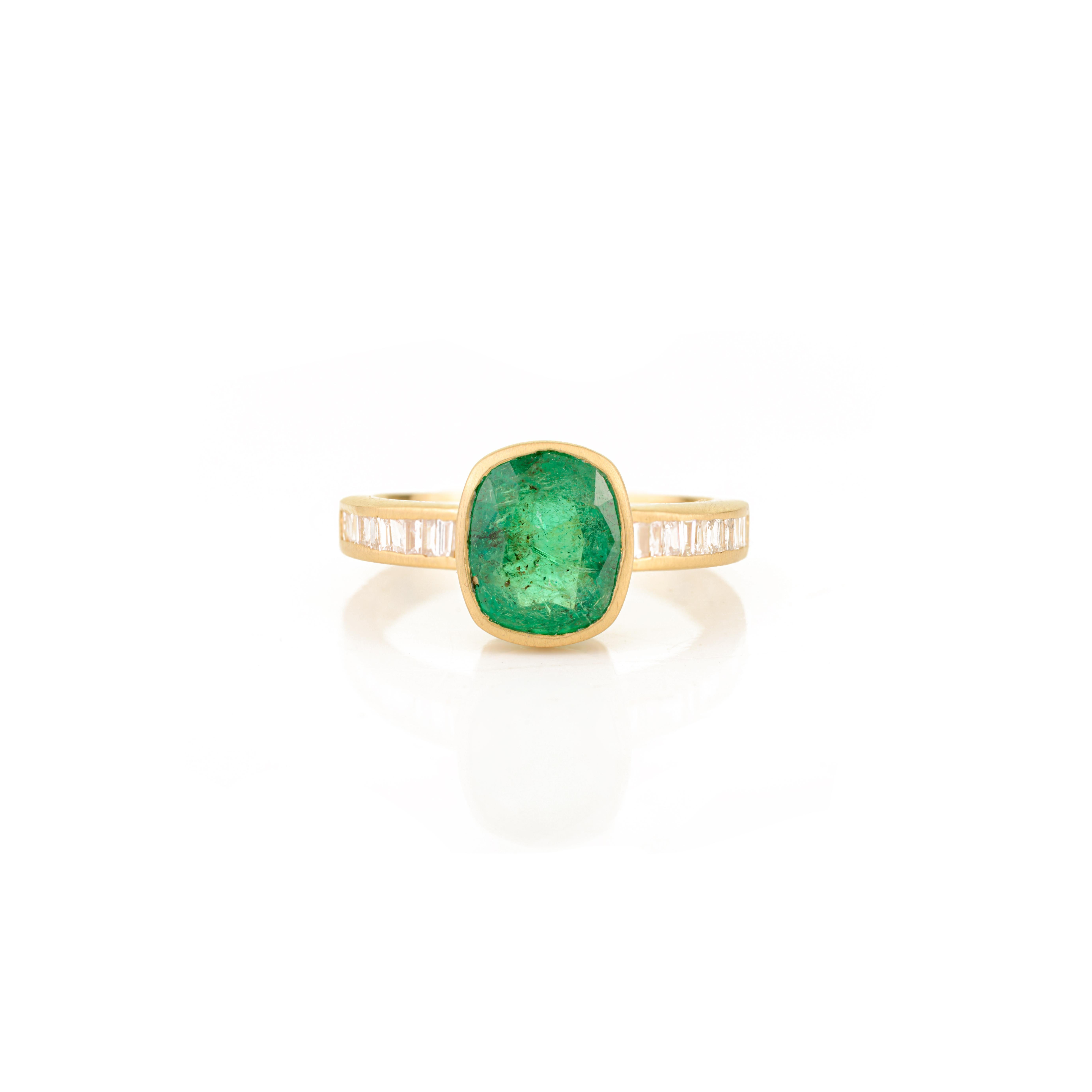 Im Angebot: Eleganter Smaragd-Solitärring im Kissenschliff mit Baguette-Diamanten aus 18 Karat Gold () 5