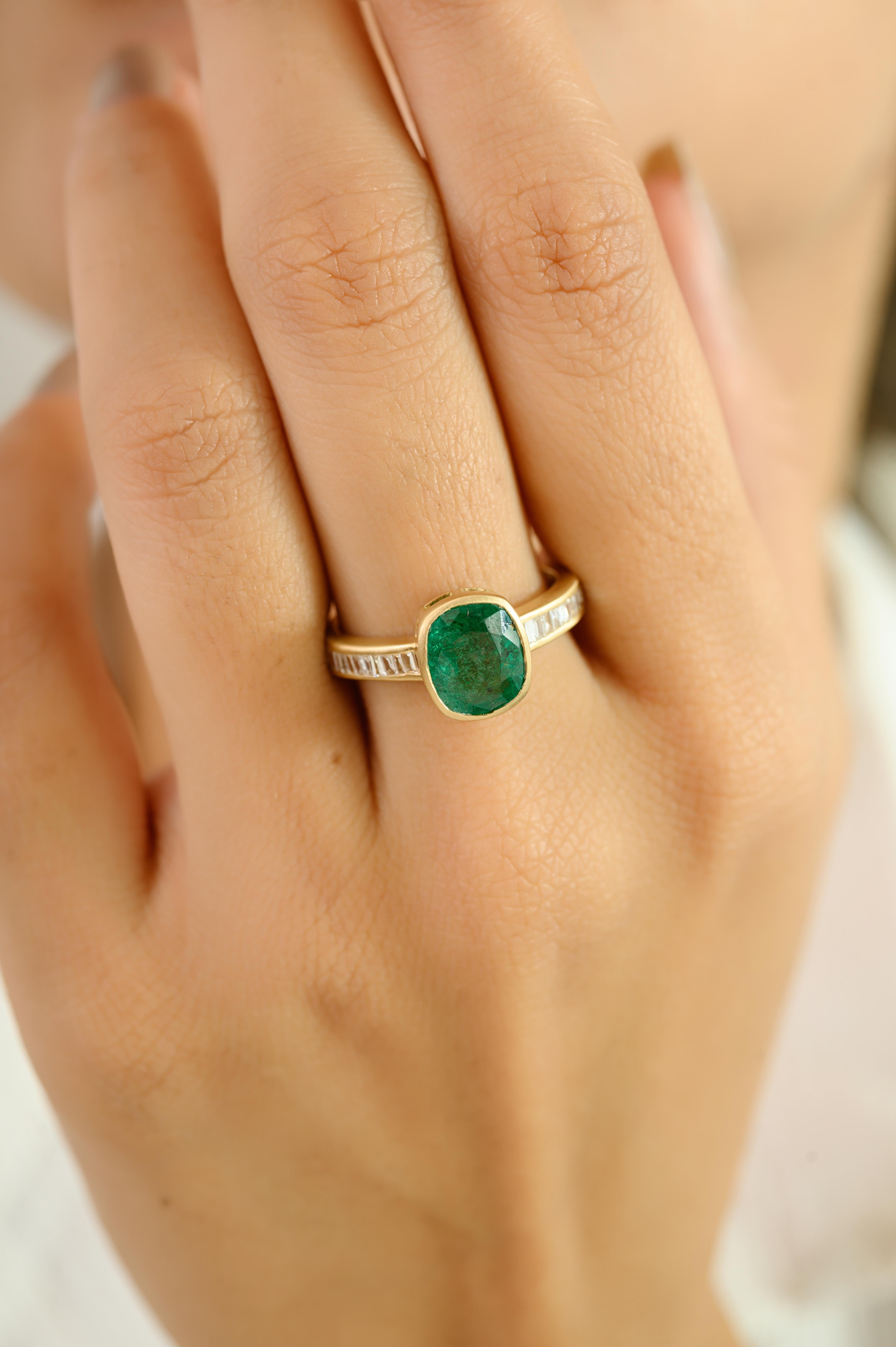 Im Angebot: Eleganter Smaragd-Solitärring im Kissenschliff mit Baguette-Diamanten aus 18 Karat Gold () 6