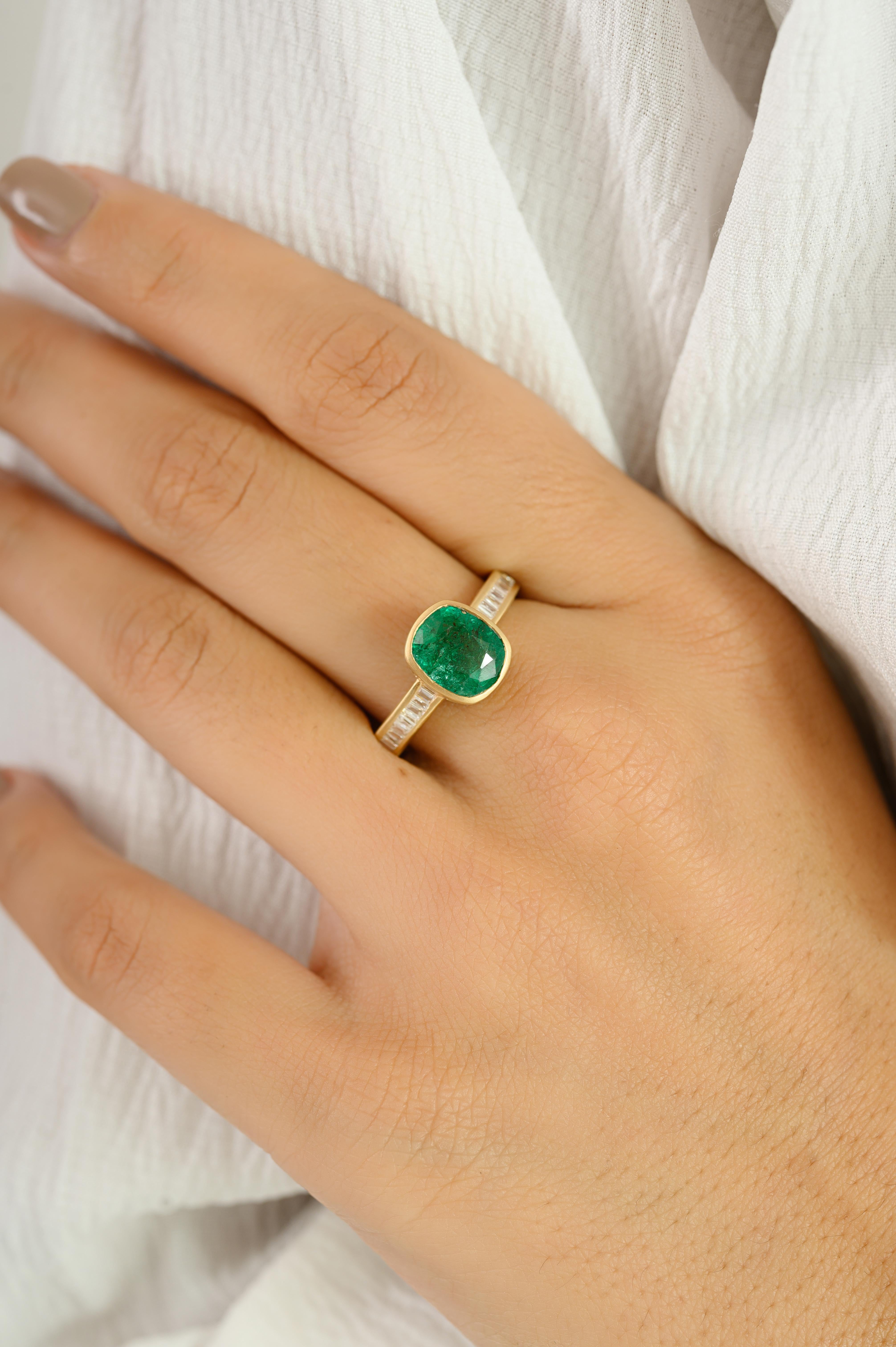 Im Angebot: Eleganter Smaragd-Solitärring im Kissenschliff mit Baguette-Diamanten aus 18 Karat Gold () 8