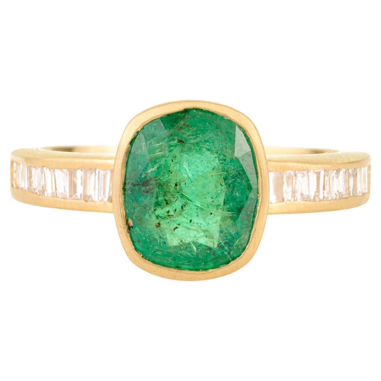 Im Angebot: Eleganter Smaragd-Solitärring im Kissenschliff mit Baguette-Diamanten aus 18 Karat Gold ()