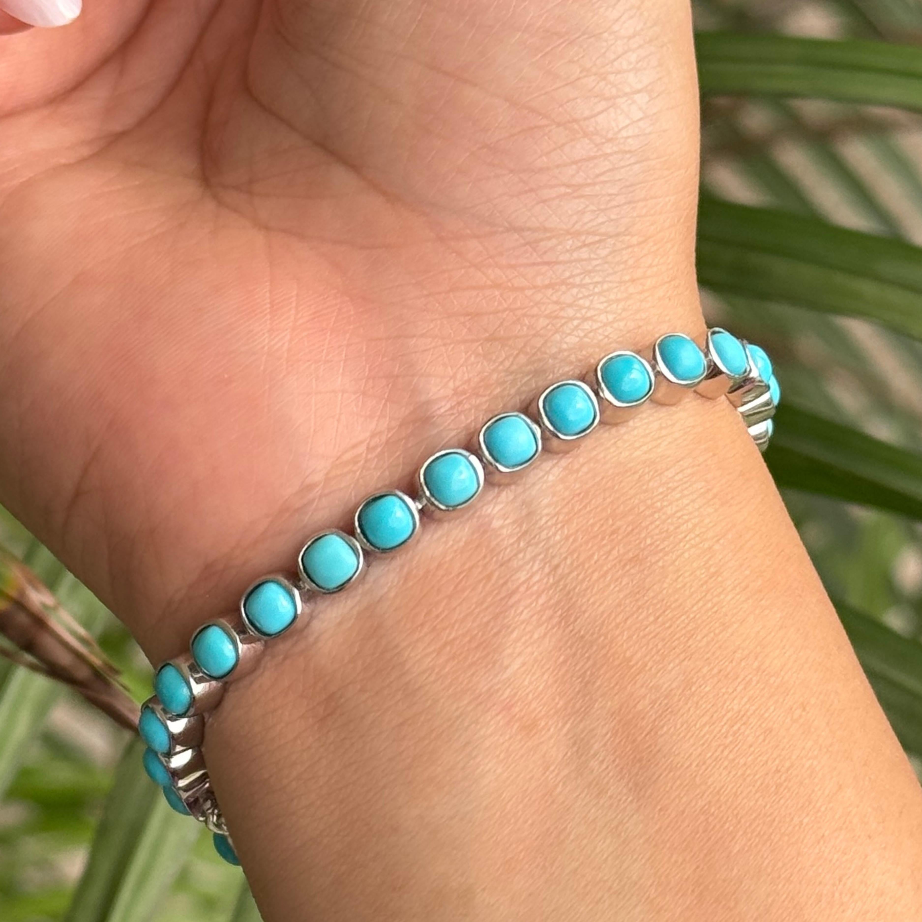 Questo braccialetto tennis unisex con cabochon turchesi tagliati a cuscino è un braccialetto in argento sterling 925 che presenta una fila ininterrotta di cabochon turchesi vibranti in una cornice liscia. Le serene tonalità celesti delle pietre