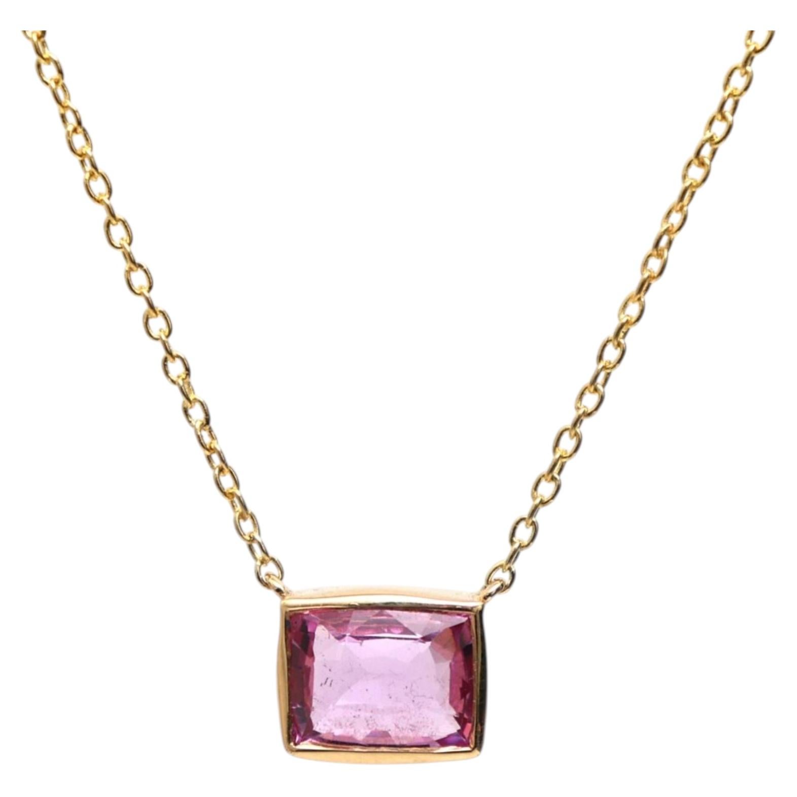 Collana in oro giallo 18 carati con zaffiro rosa dalla forma a cuscino