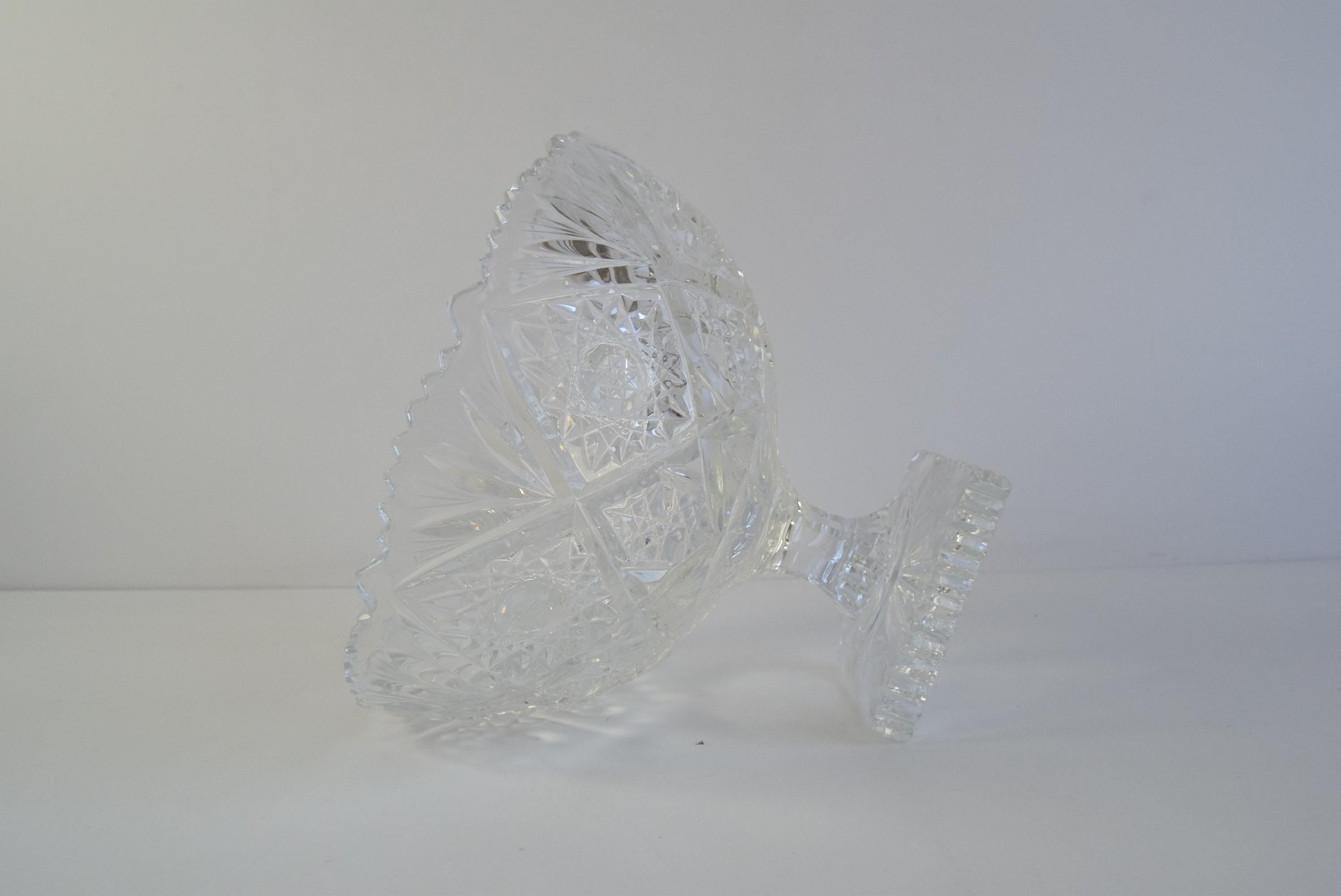Elegante cuenco de cristal tallado Checoslovaquia, Siglo XX en venta 4