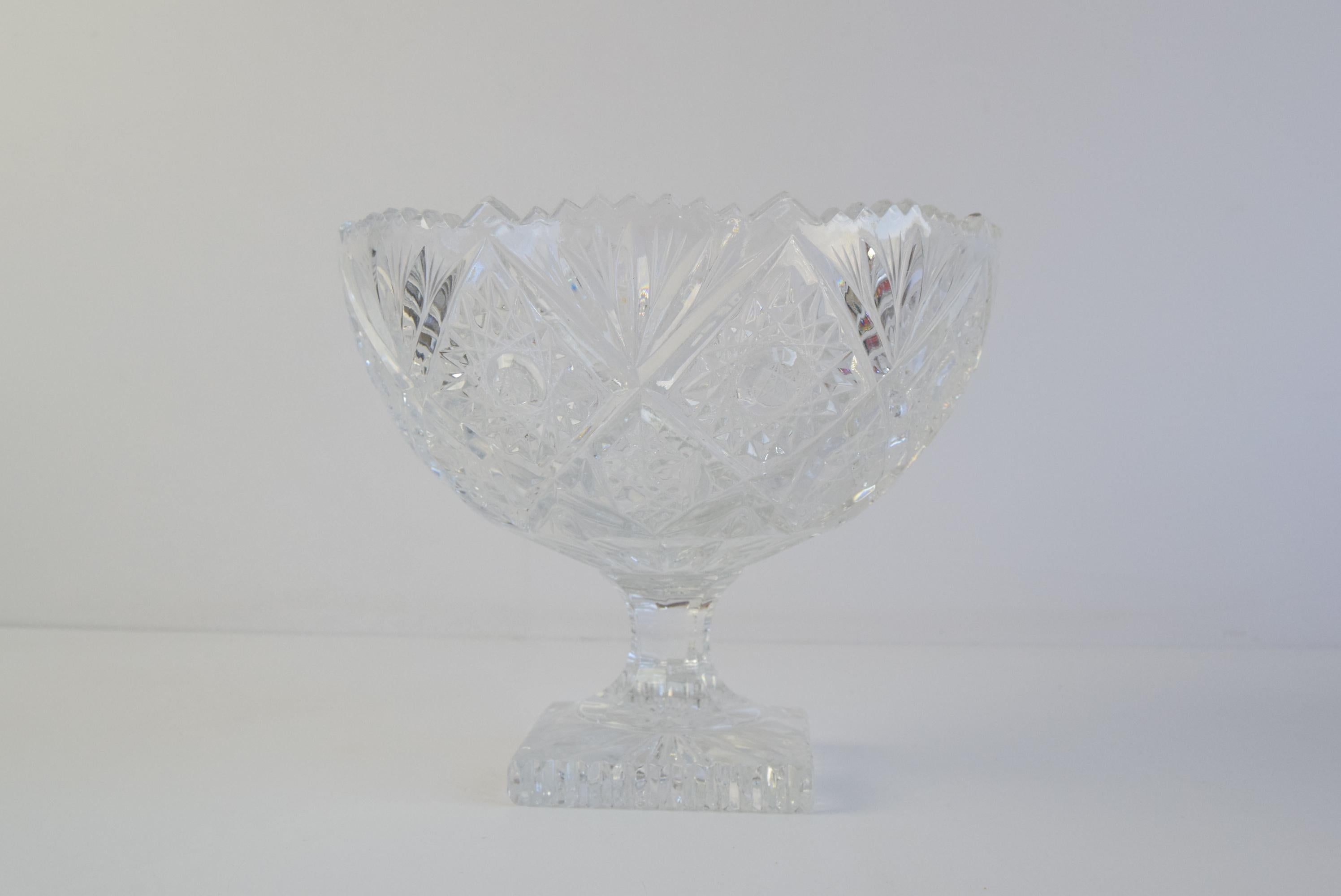 Este impresionante cuenco de cristal tallado es un buen ejemplo de exquisita artesanía de la antigua Checoslovaquia. Con intrincados motivos tallados a mano y una claridad brillante, combina la elegancia atemporal con el arte tradicional europeo.