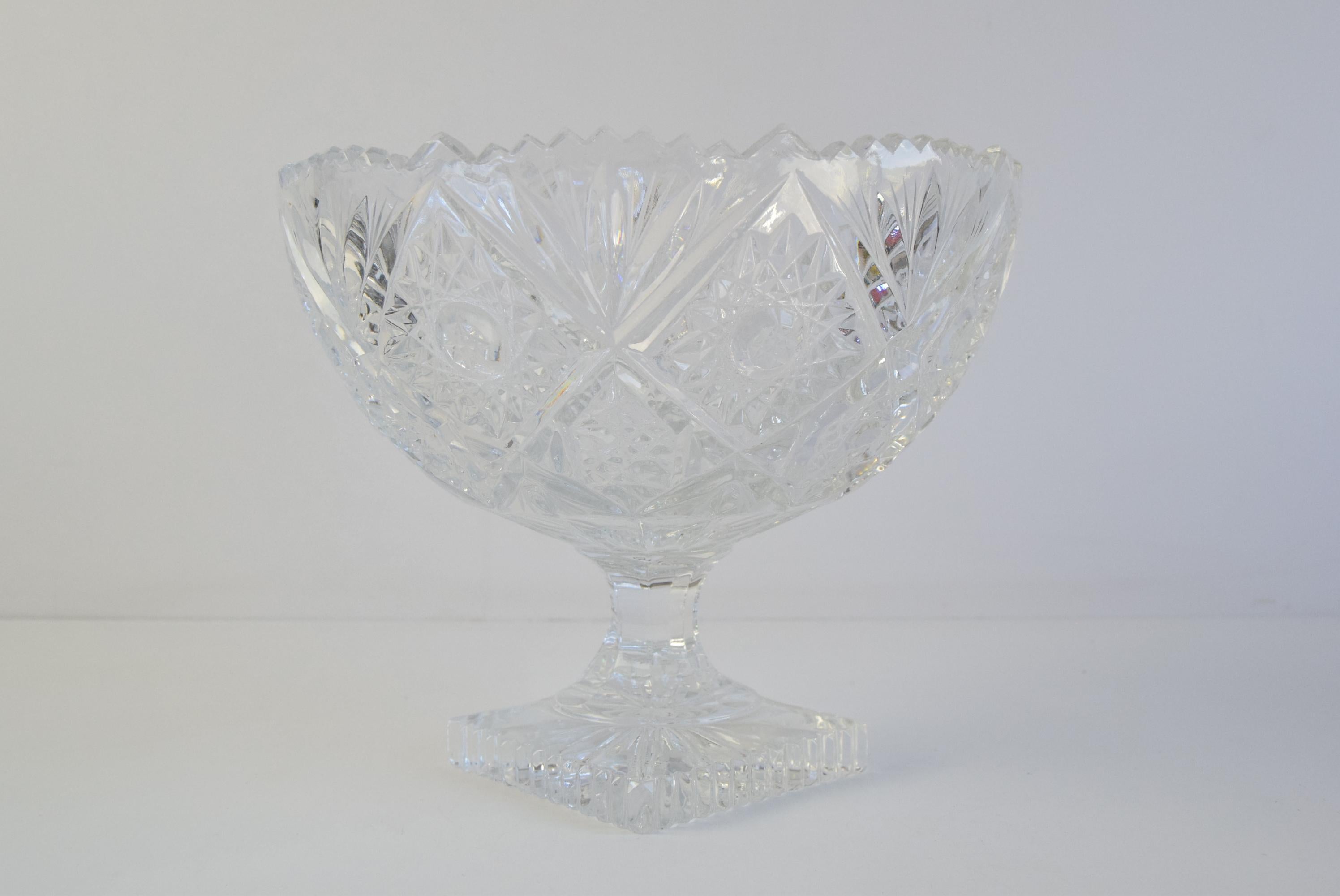 Elegante cuenco de cristal tallado Checoslovaquia, Siglo XX Moderno de mediados de siglo en venta
