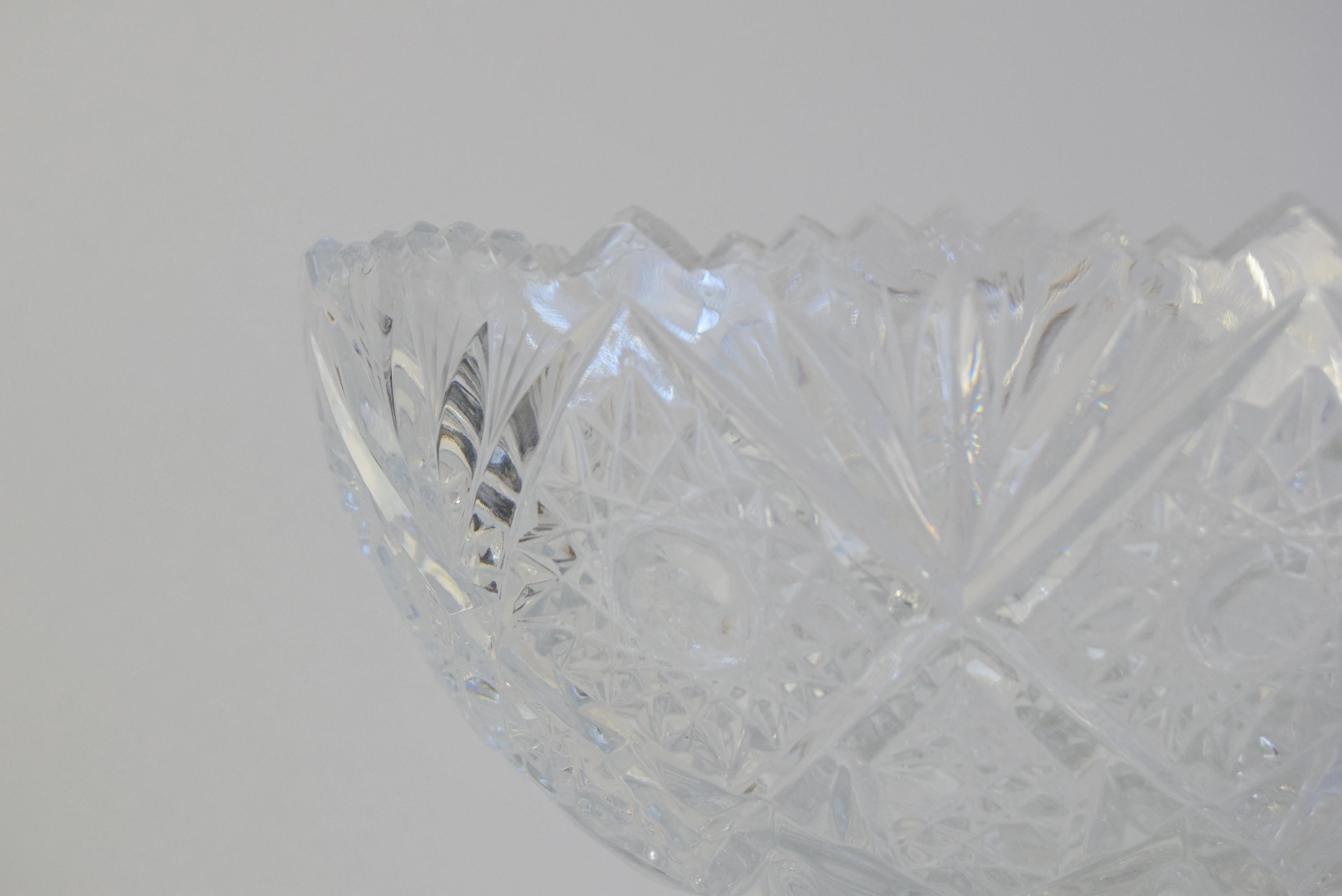 Elegante cuenco de cristal tallado Checoslovaquia, Siglo XX en Bueno estado para la venta en Praha, CZ