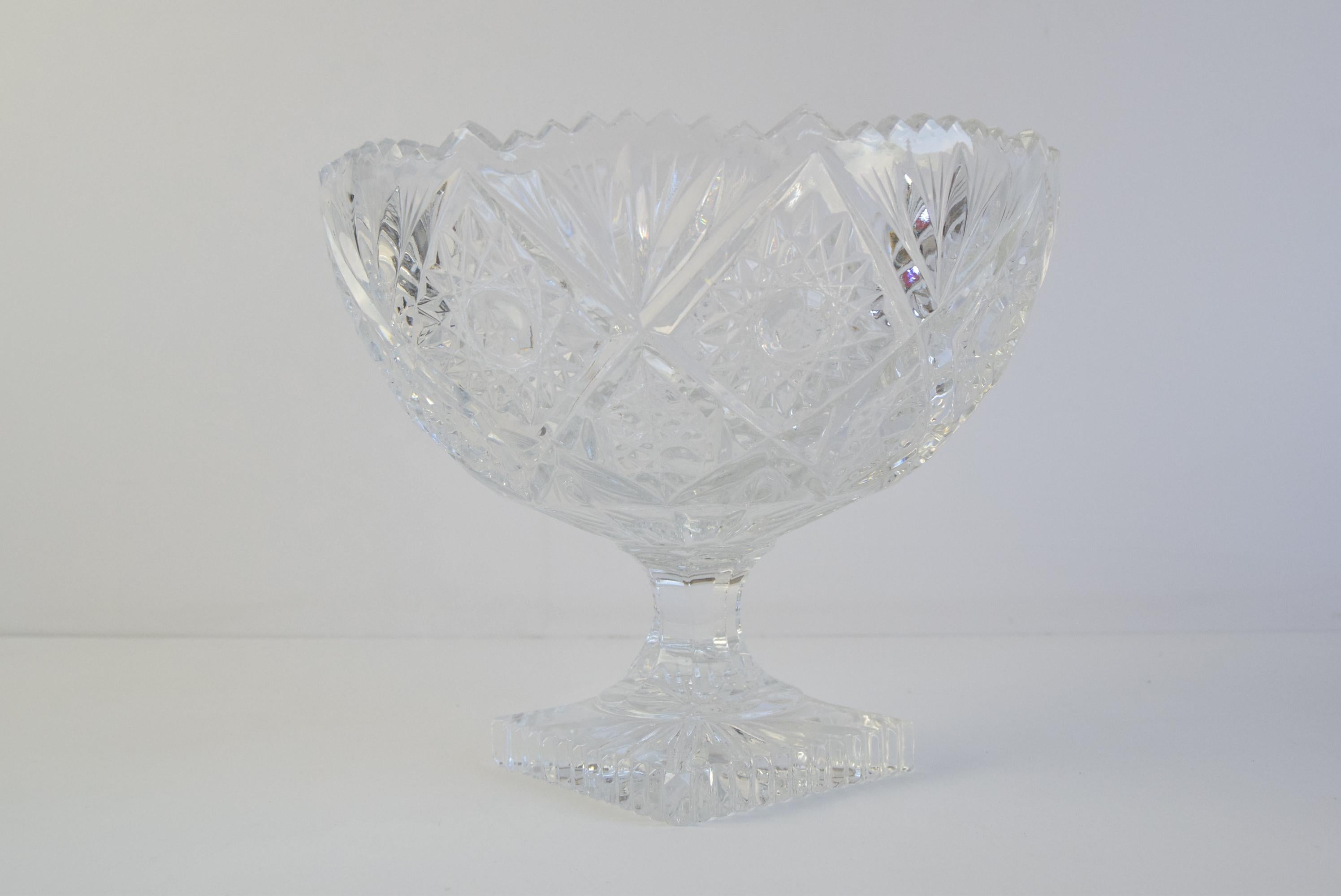 Elegante cuenco de cristal tallado Checoslovaquia, Siglo XX siglo XX en venta