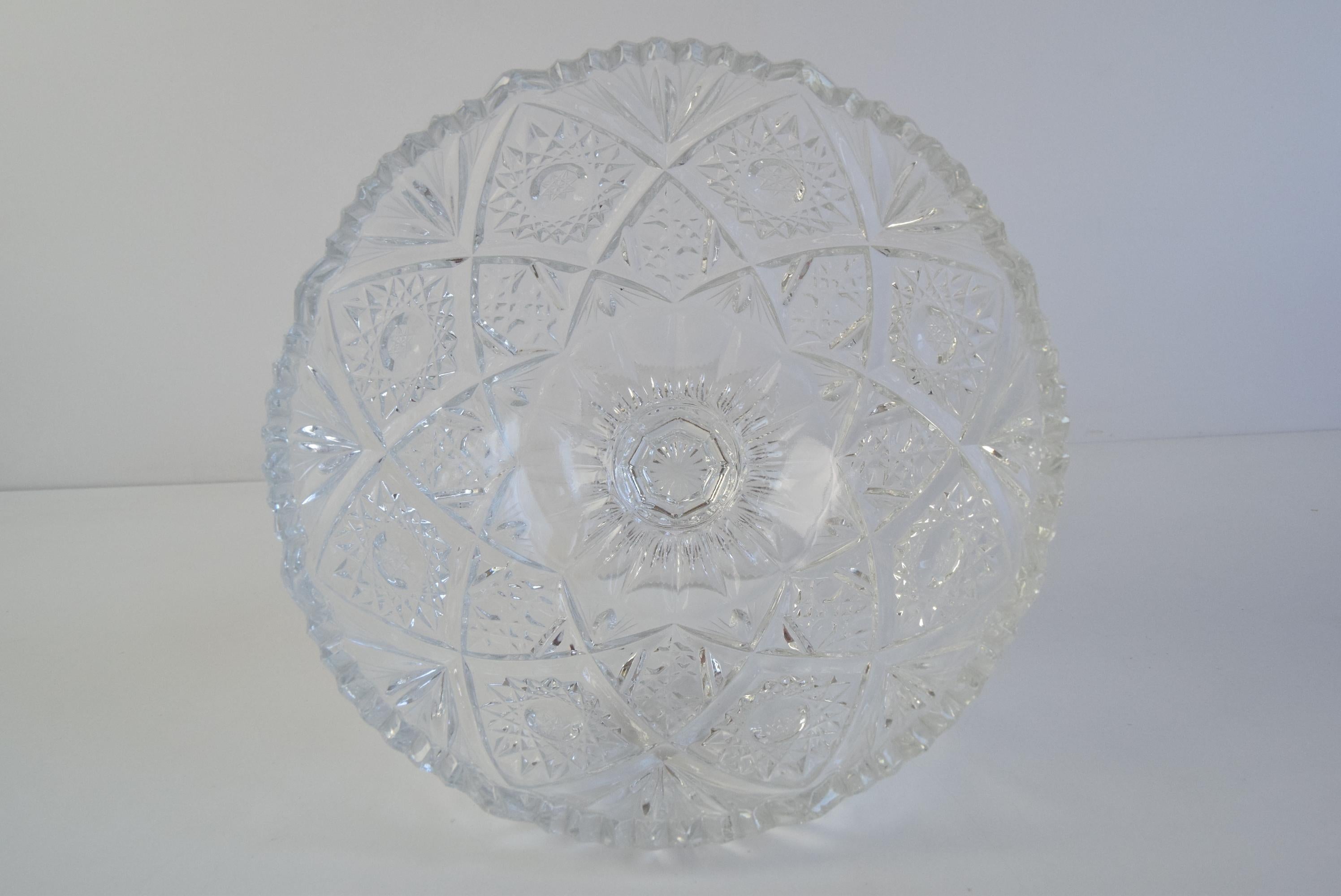 Elegante cuenco de cristal tallado Checoslovaquia, Siglo XX en venta 1