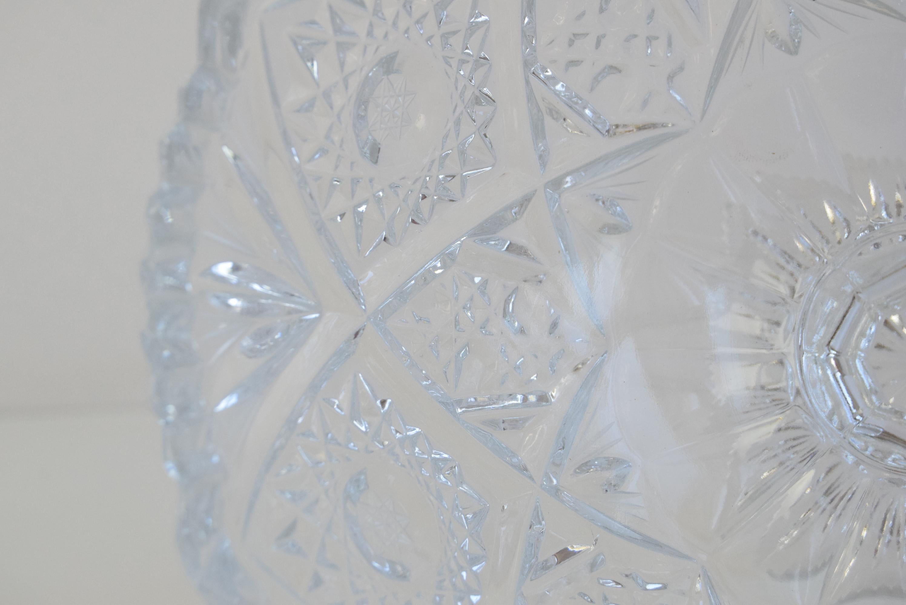Elegante cuenco de cristal tallado Checoslovaquia, Siglo XX en venta 2