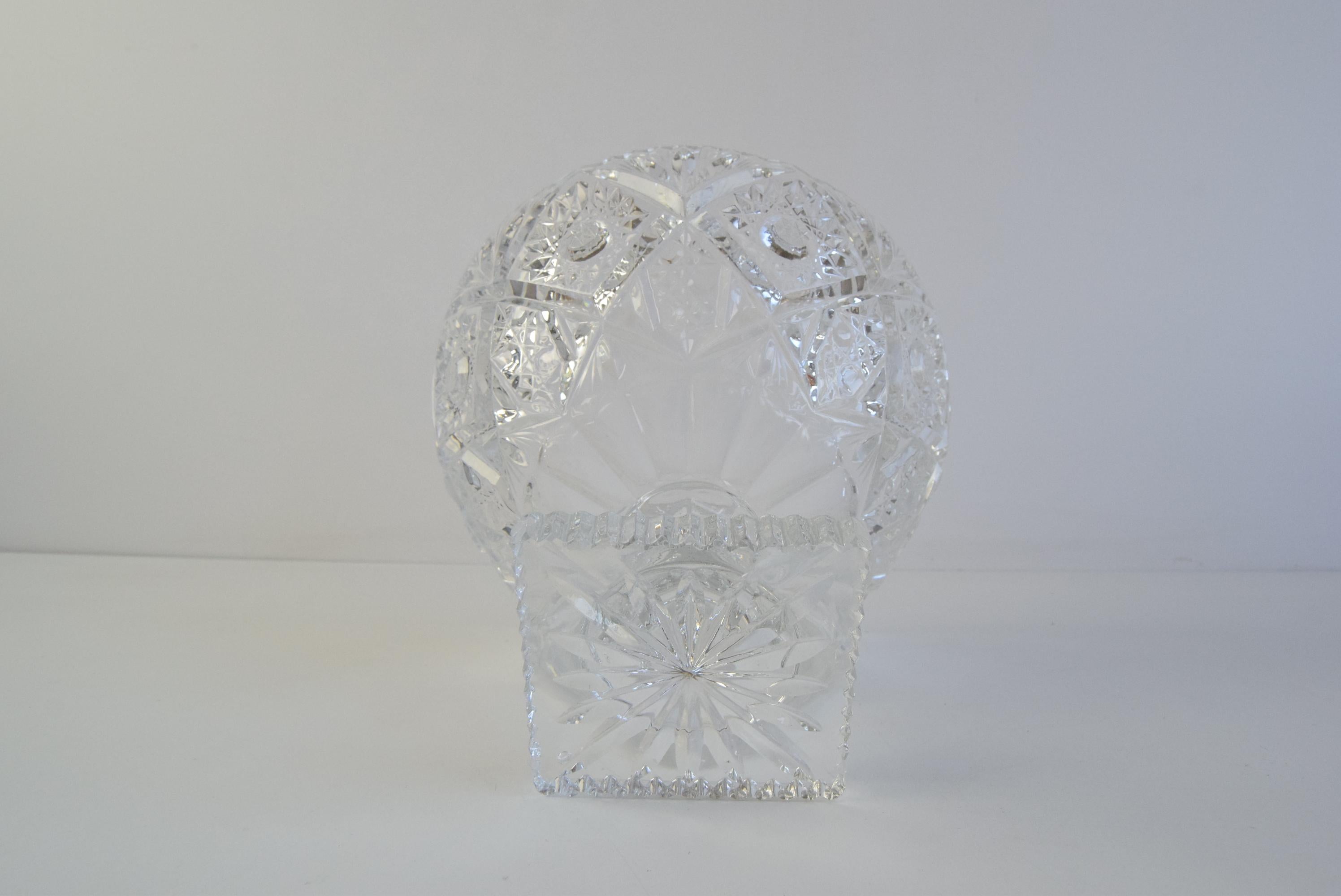 Elegante cuenco de cristal tallado Checoslovaquia, Siglo XX en venta 3