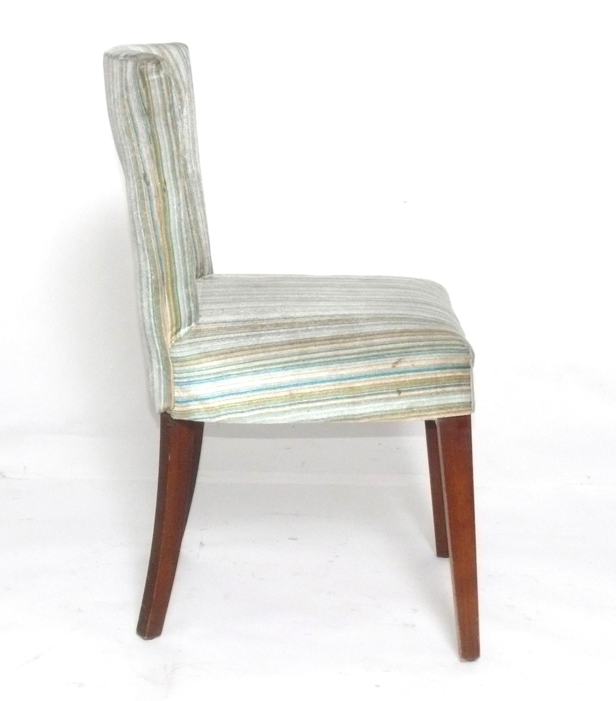 Elegante Esszimmerstühle mit ausgeschnittener Rückenlehne, neu gepolstert und mit Ihrem Stoff bezogen (Moderne der Mitte des Jahrhunderts) im Angebot