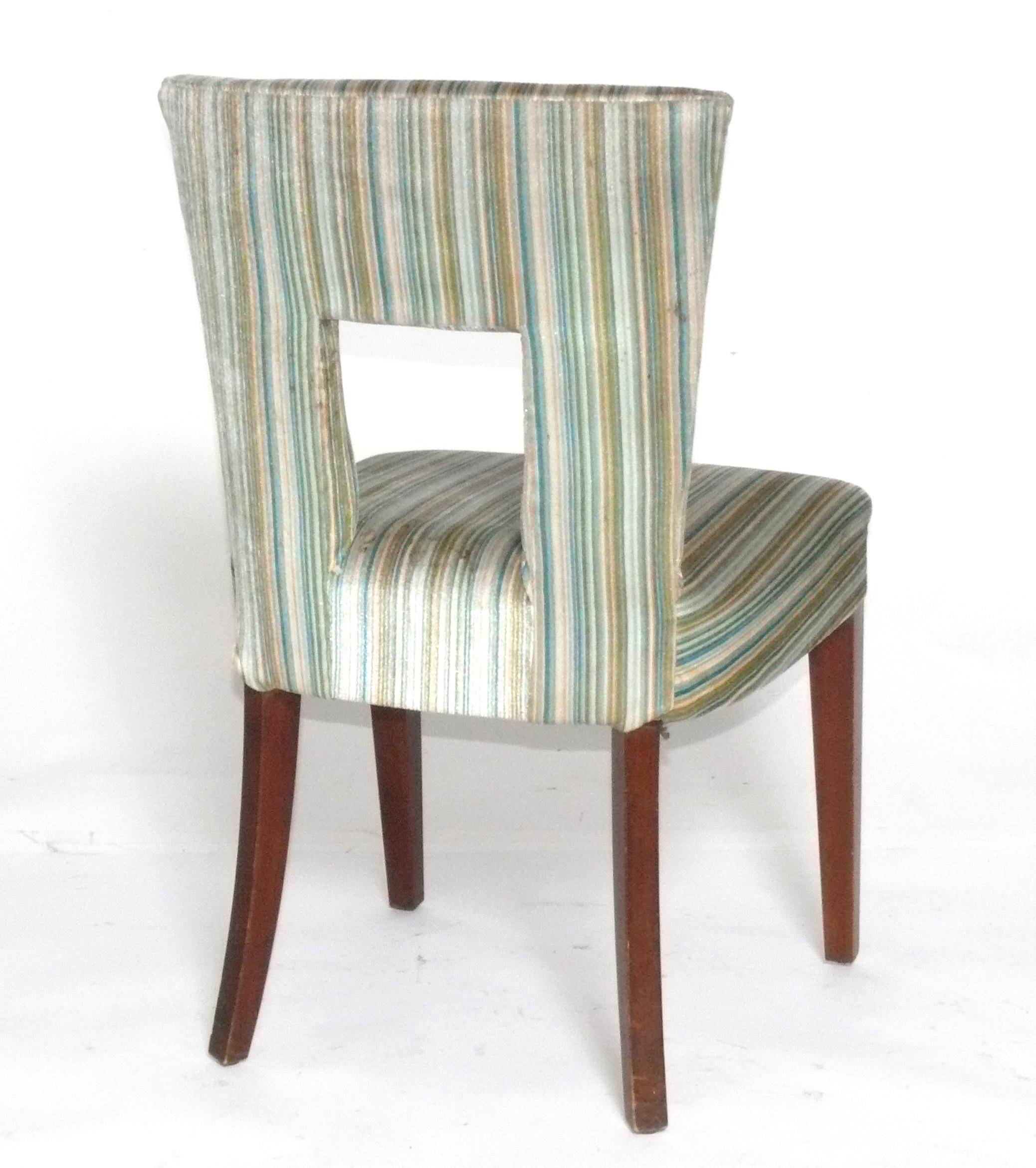 Elegante Esszimmerstühle mit ausgeschnittener Rückenlehne, neu gepolstert und mit Ihrem Stoff bezogen (amerikanisch) im Angebot