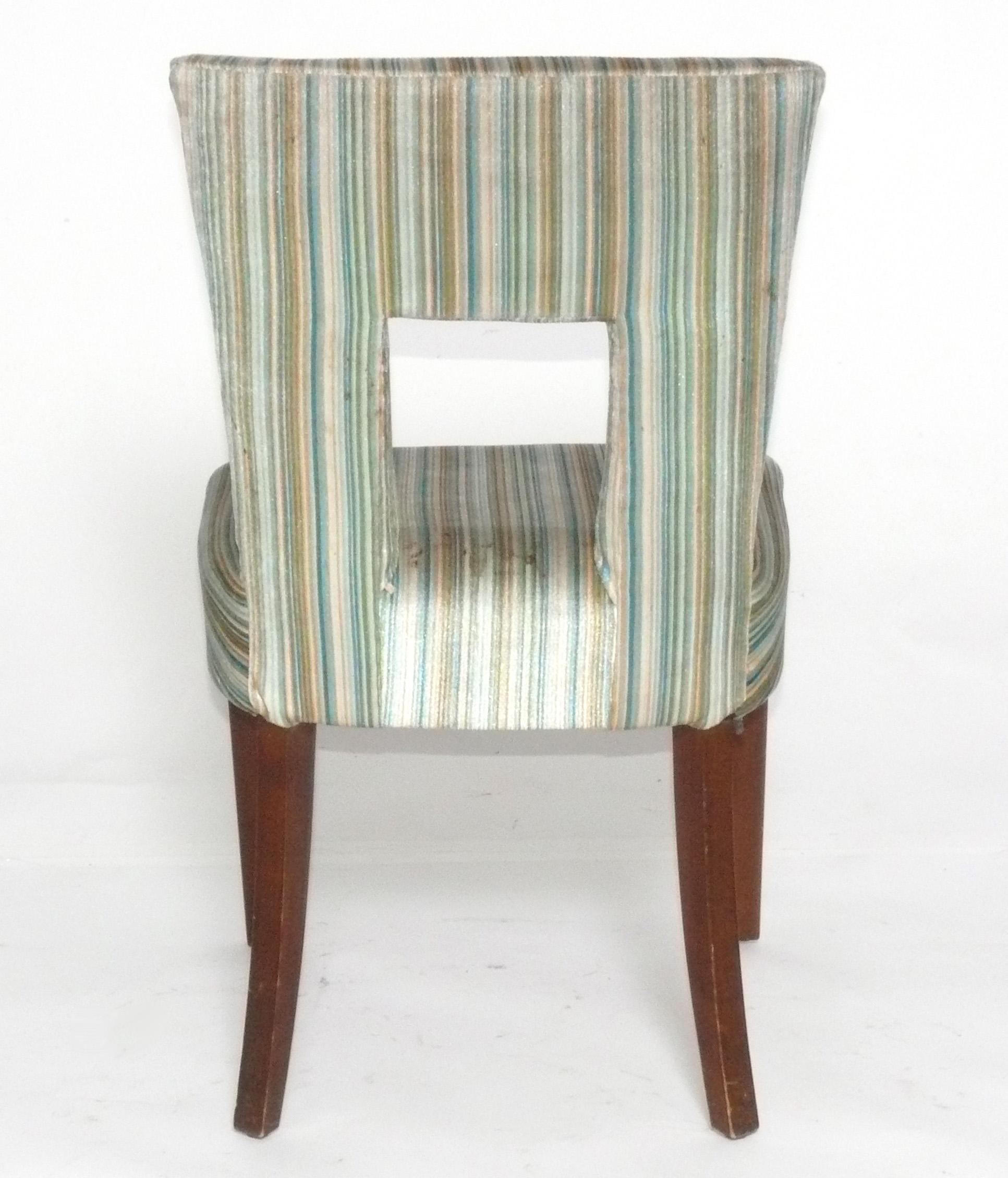 Elegante Esszimmerstühle mit ausgeschnittener Rückenlehne, neu gepolstert und mit Ihrem Stoff bezogen im Zustand „Gut“ im Angebot in Atlanta, GA