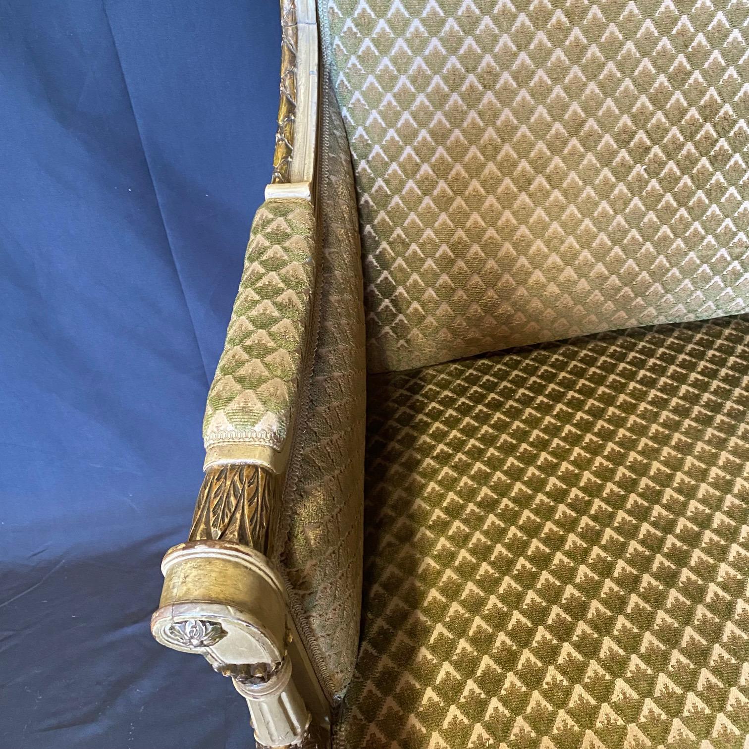 Elegance Sofa Loveseat français de style Louis XVI en velours découpé et peint et doré en vente 5