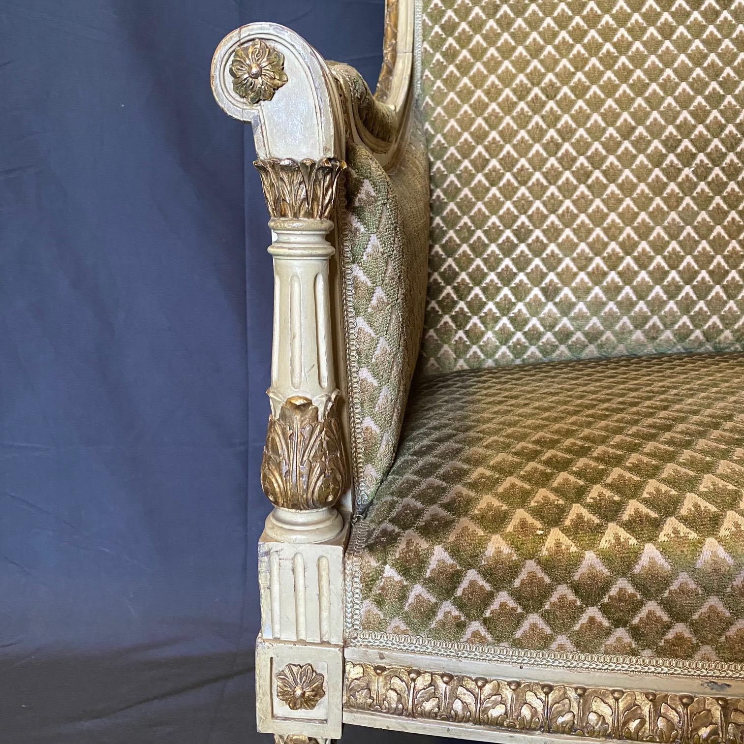 Elegance Sofa Loveseat français de style Louis XVI en velours découpé et peint et doré en vente 6