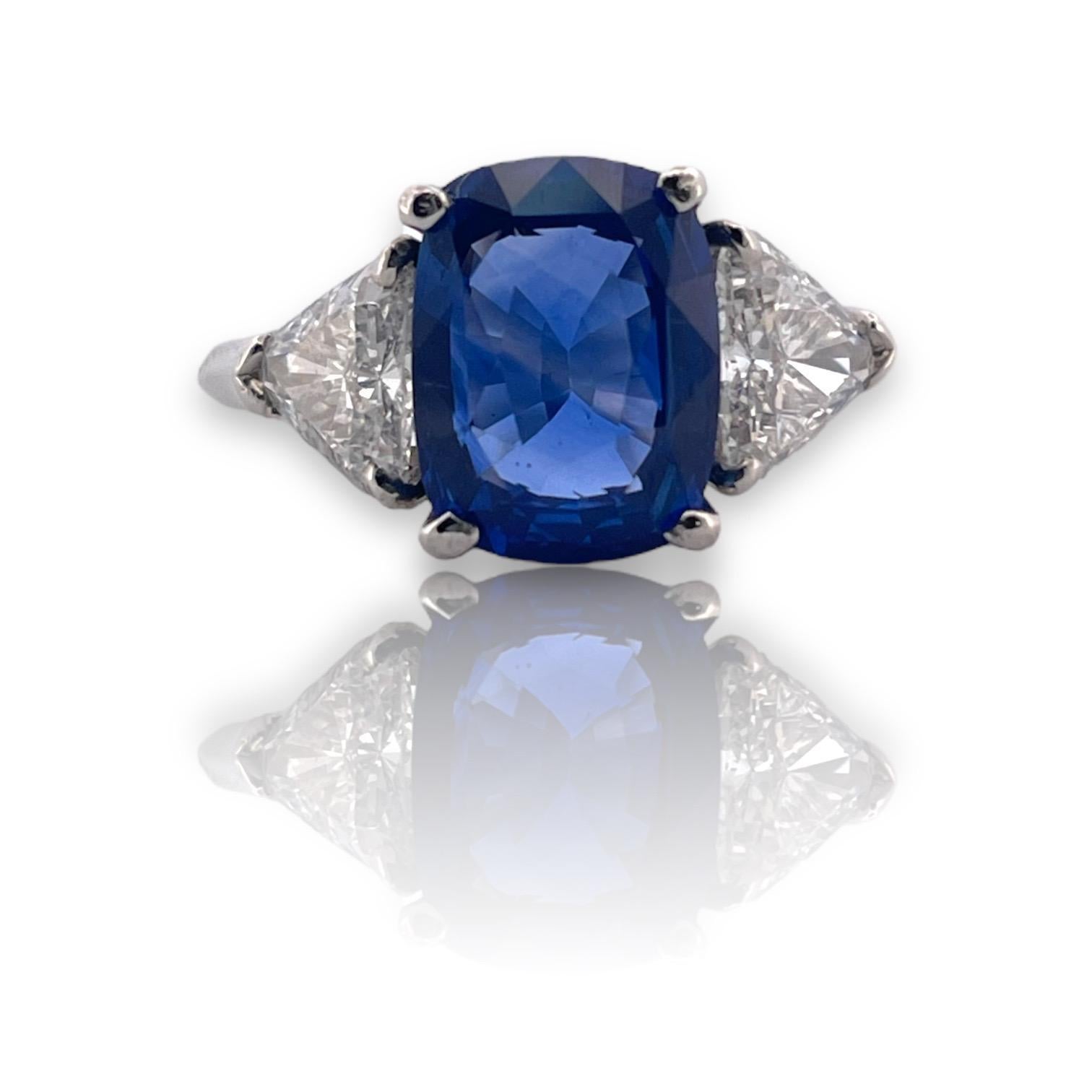 Modern Elegant Cylon Sapphire Ring with Trillion Cut Diamond in Platinum For Sale