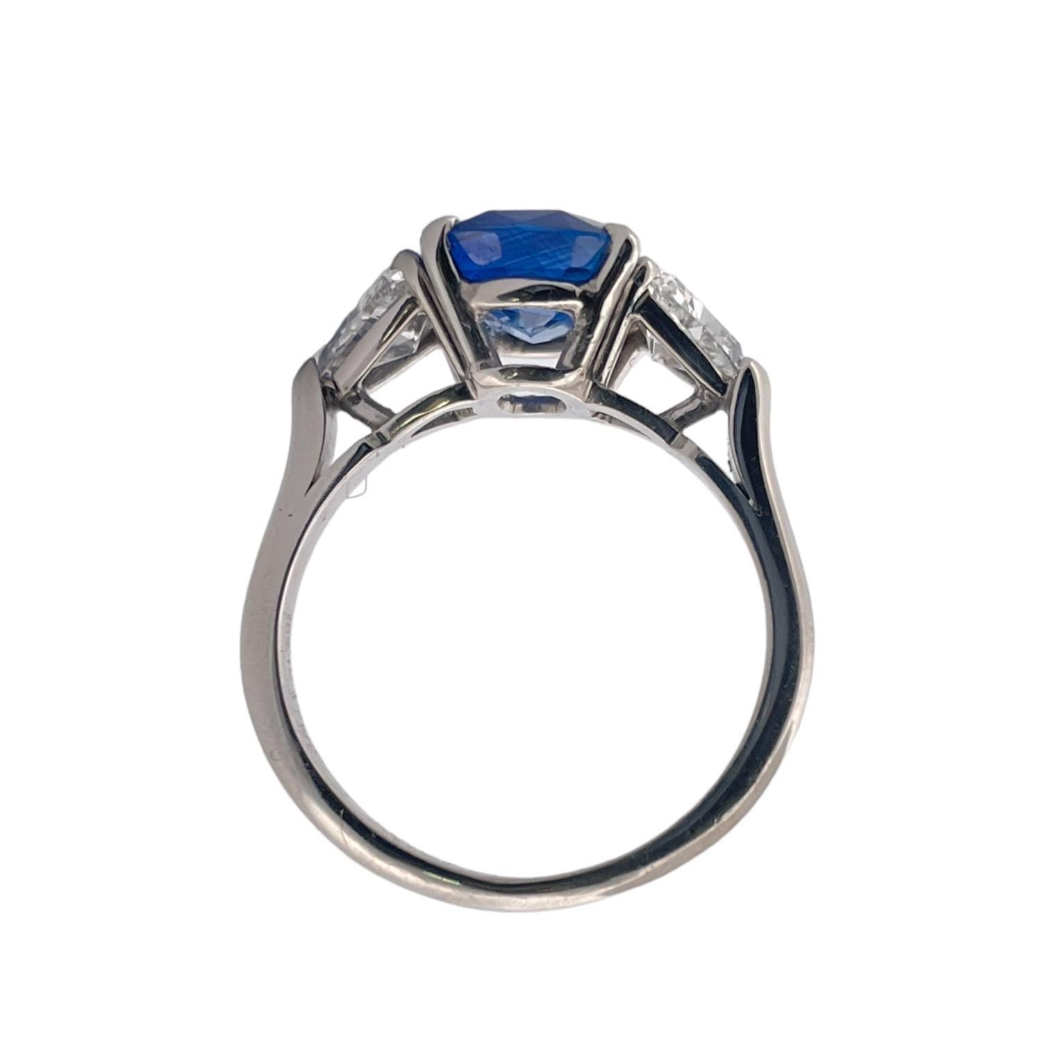Elegant Cylon Sapphire Ring with Trillion Cut Diamond in Platinum In Good Condition For Sale In New York, NY
