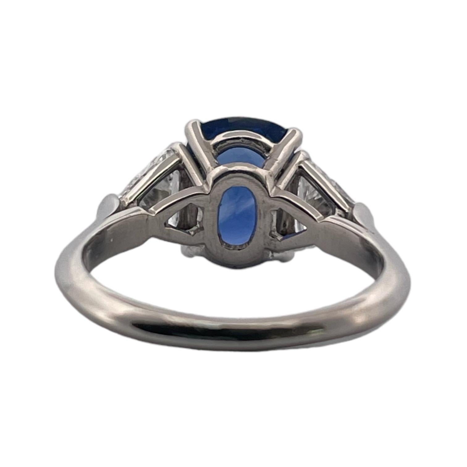 Women's or Men's Elegant Cylon Sapphire Ring with Trillion Cut Diamond in Platinum For Sale