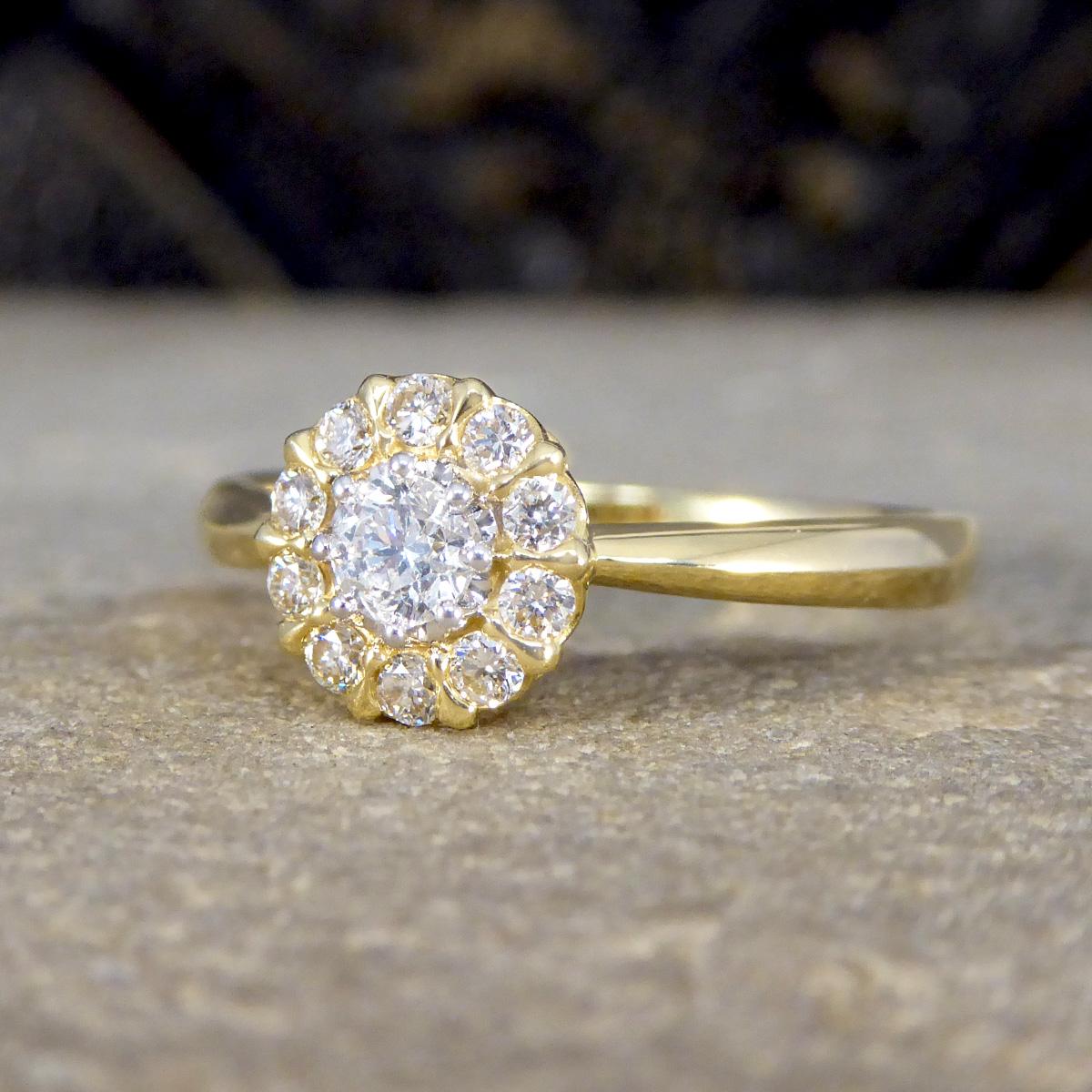 Eleganter Gänseblümchen-Diamant-Cluster-Ring aus 18 Karat Gelbgold im Zustand „Neu“ im Angebot in Yorkshire, West Yorkshire