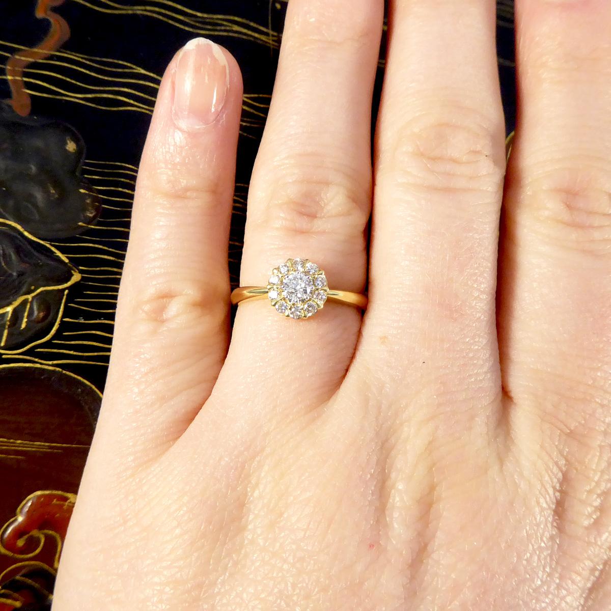 Eleganter Gänseblümchen-Diamant-Cluster-Ring aus 18 Karat Gelbgold für Damen oder Herren im Angebot