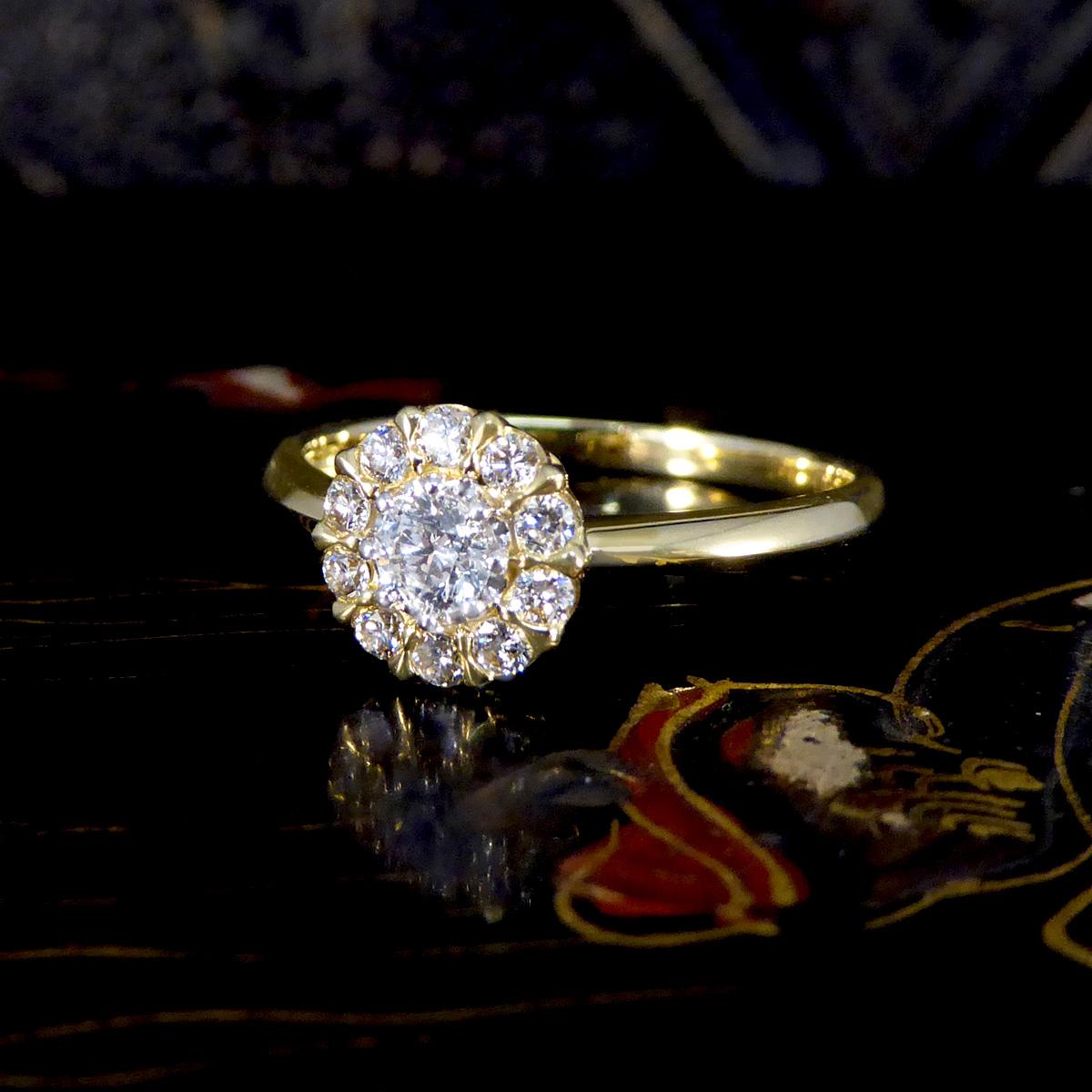 Elegant Daisy Diamond Cluster Ring in 18ct Yellow Gold For Sale 1