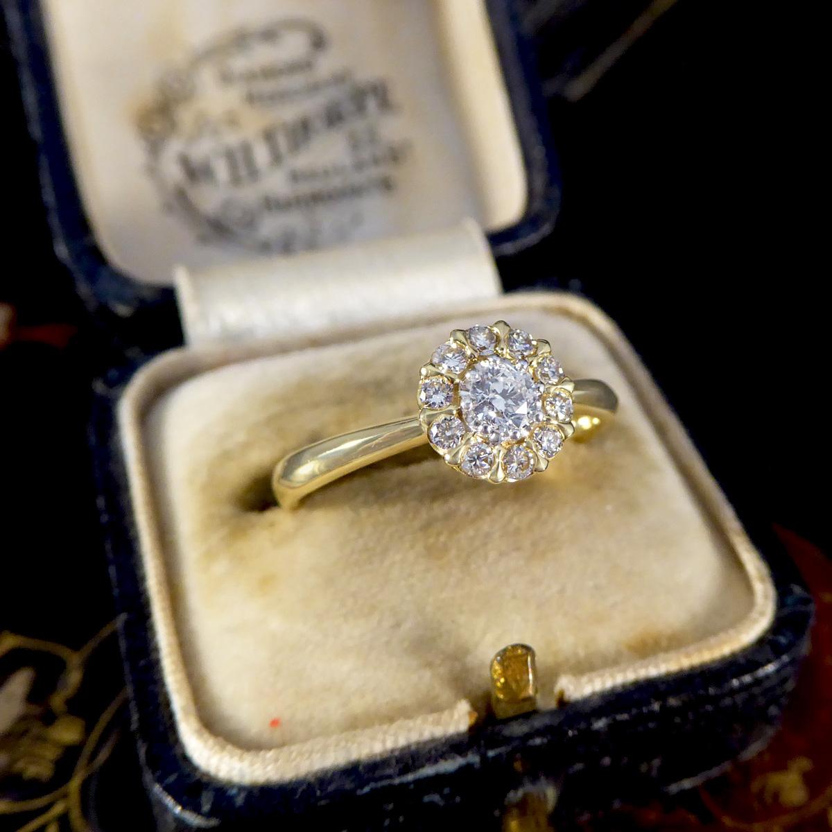 Eleganter Gänseblümchen-Diamant-Cluster-Ring aus 18 Karat Gelbgold im Angebot 2