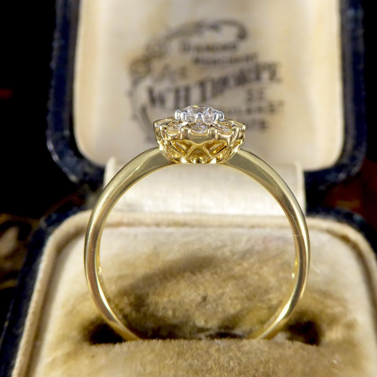 Eleganter Gänseblümchen-Diamant-Cluster-Ring aus 18 Karat Gelbgold im Angebot 3