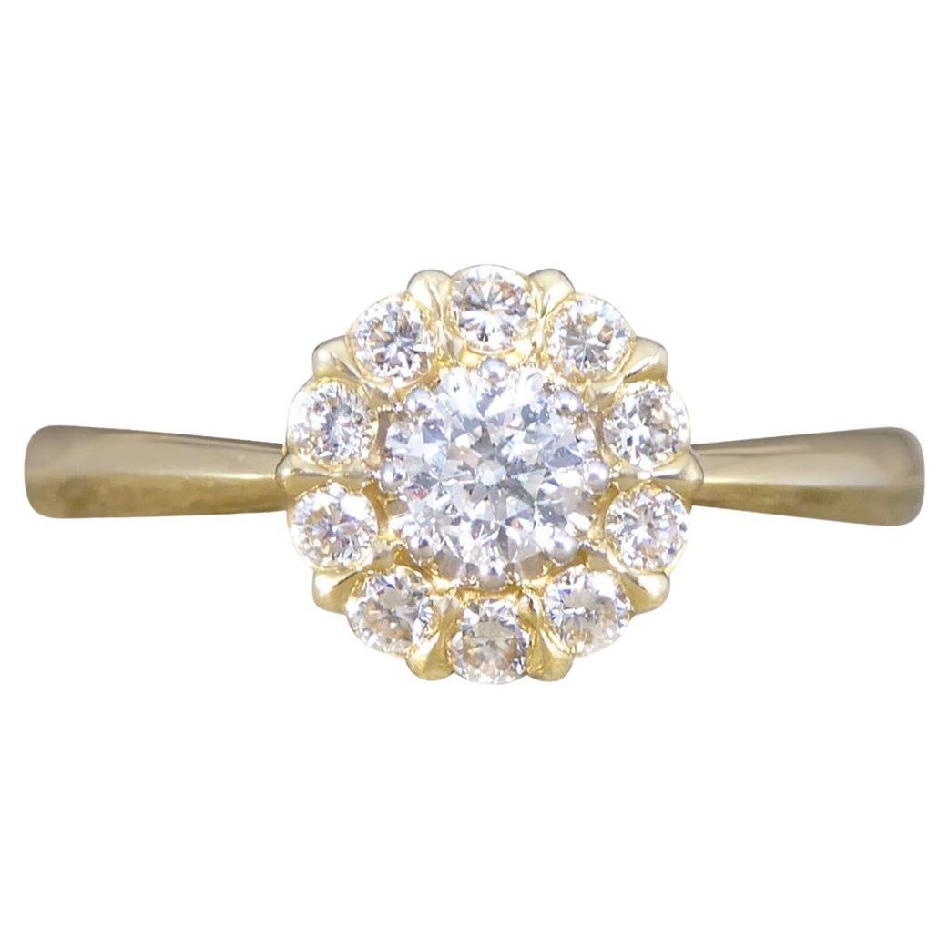 Eleganter Gänseblümchen-Diamant-Cluster-Ring aus 18 Karat Gelbgold im Angebot
