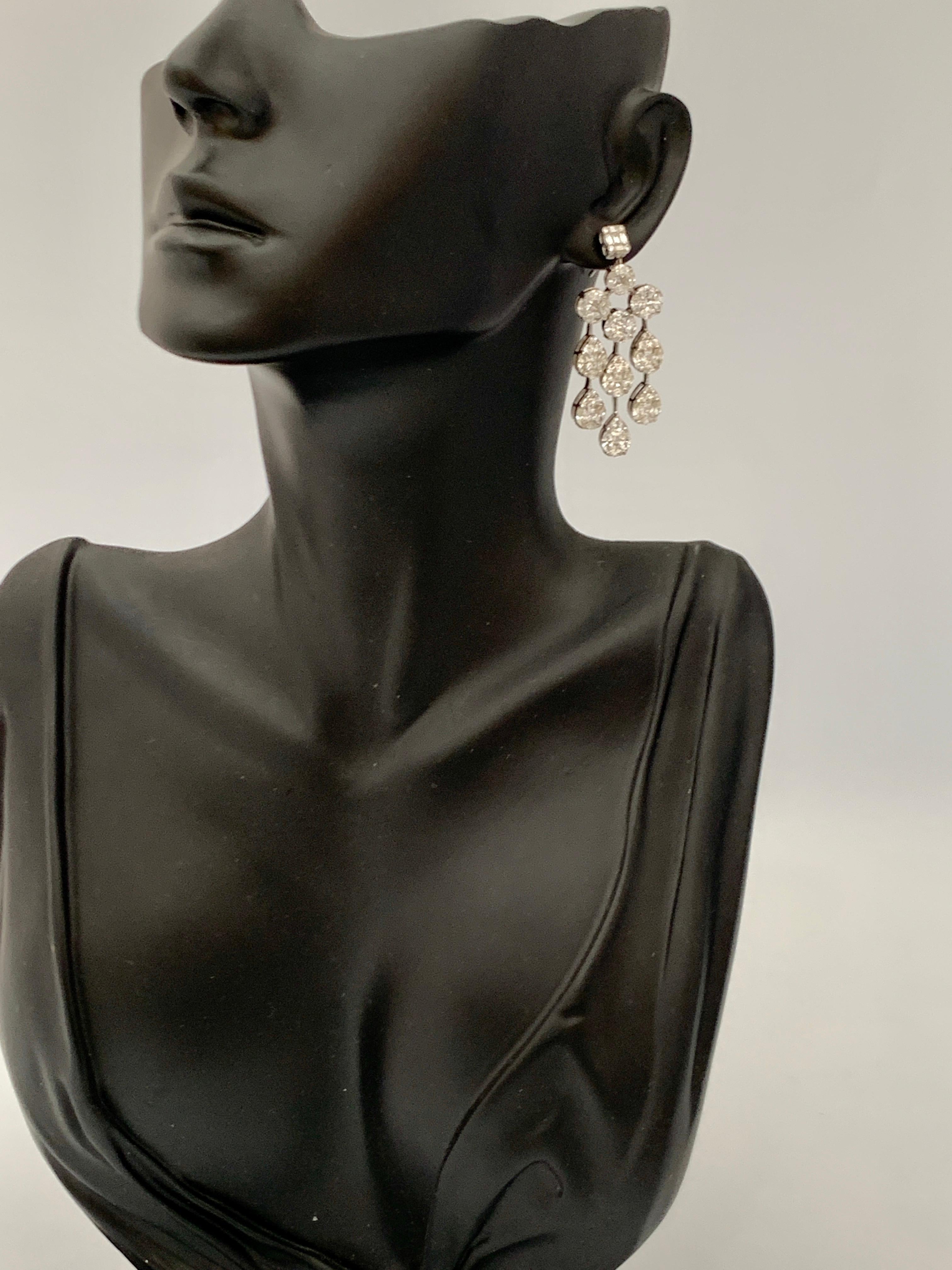 Elegant Dangling 32 Carat Diamond Necklace and Earring Suite in 18 Karat Gold 4