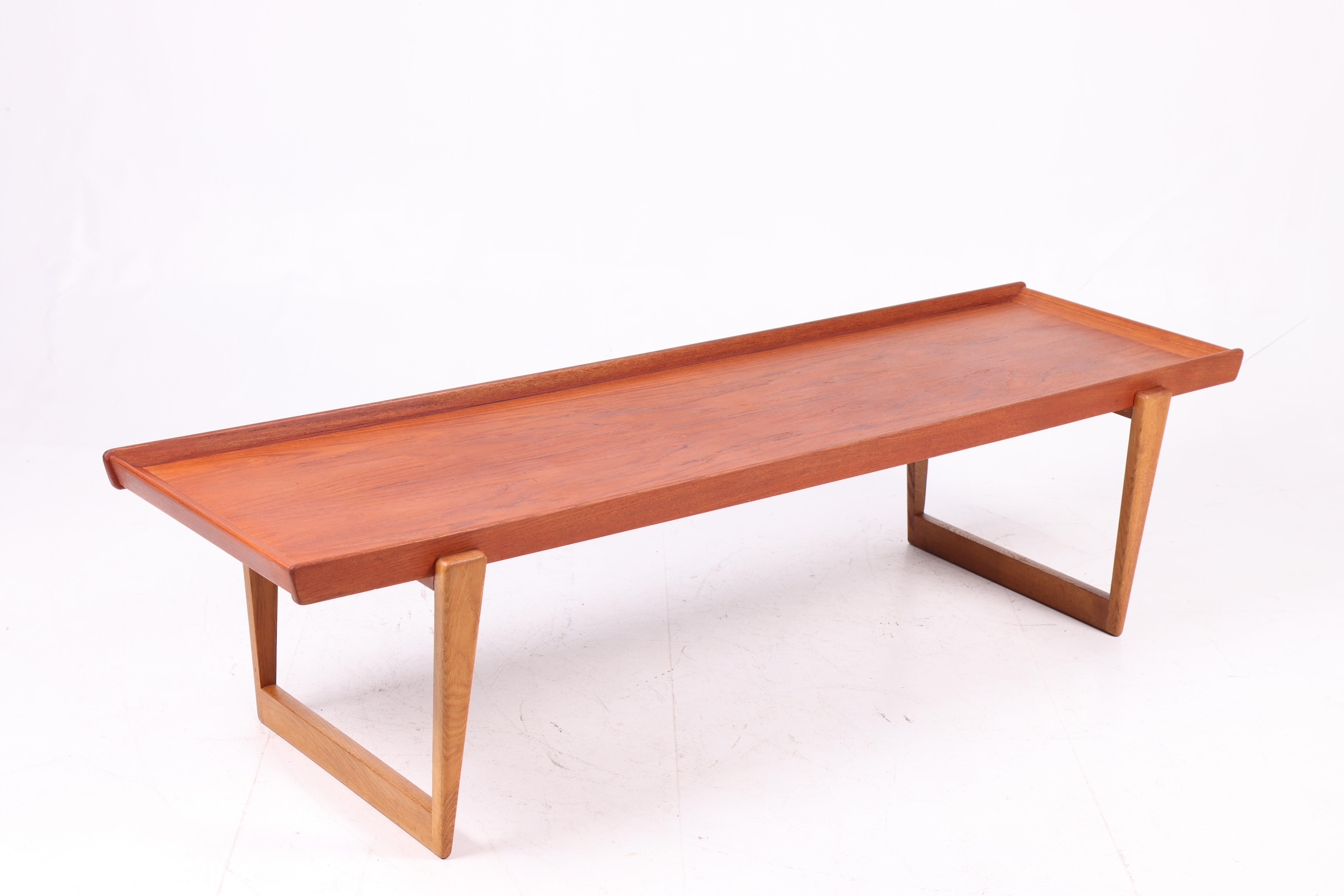 Elegant Danish 1960s Coffee Table in Teak with Solid Oak Legs - Mid-Century Mode In Good Condition In Lejre, DK