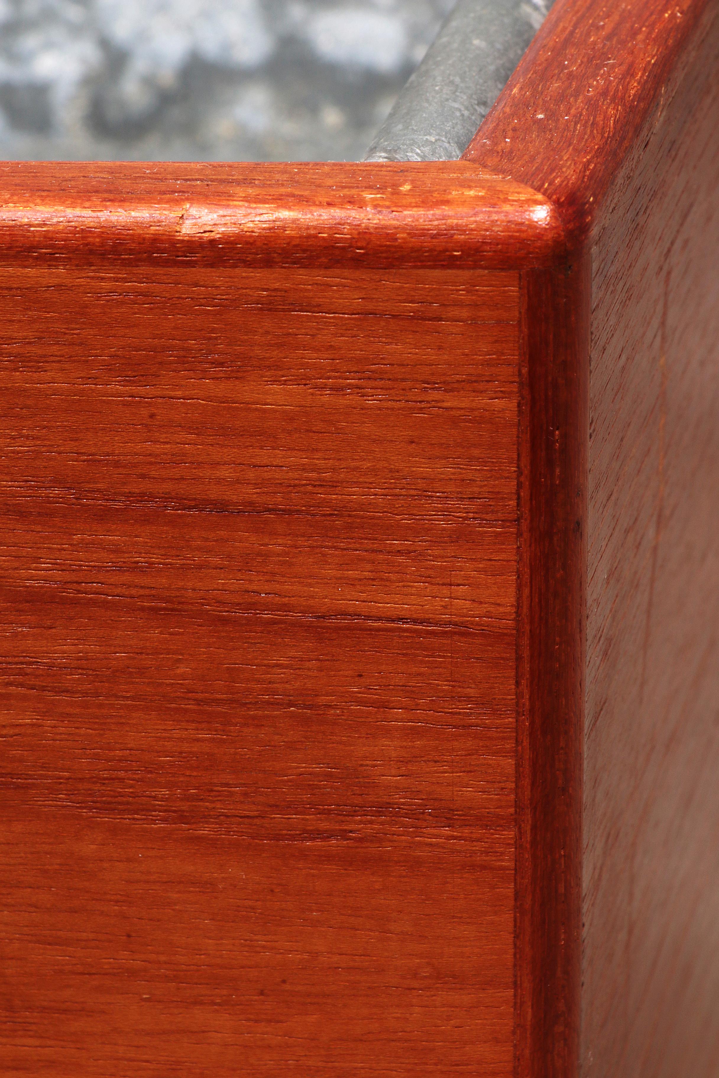 Elegante fioriera in legno dal design danese in vendita 6