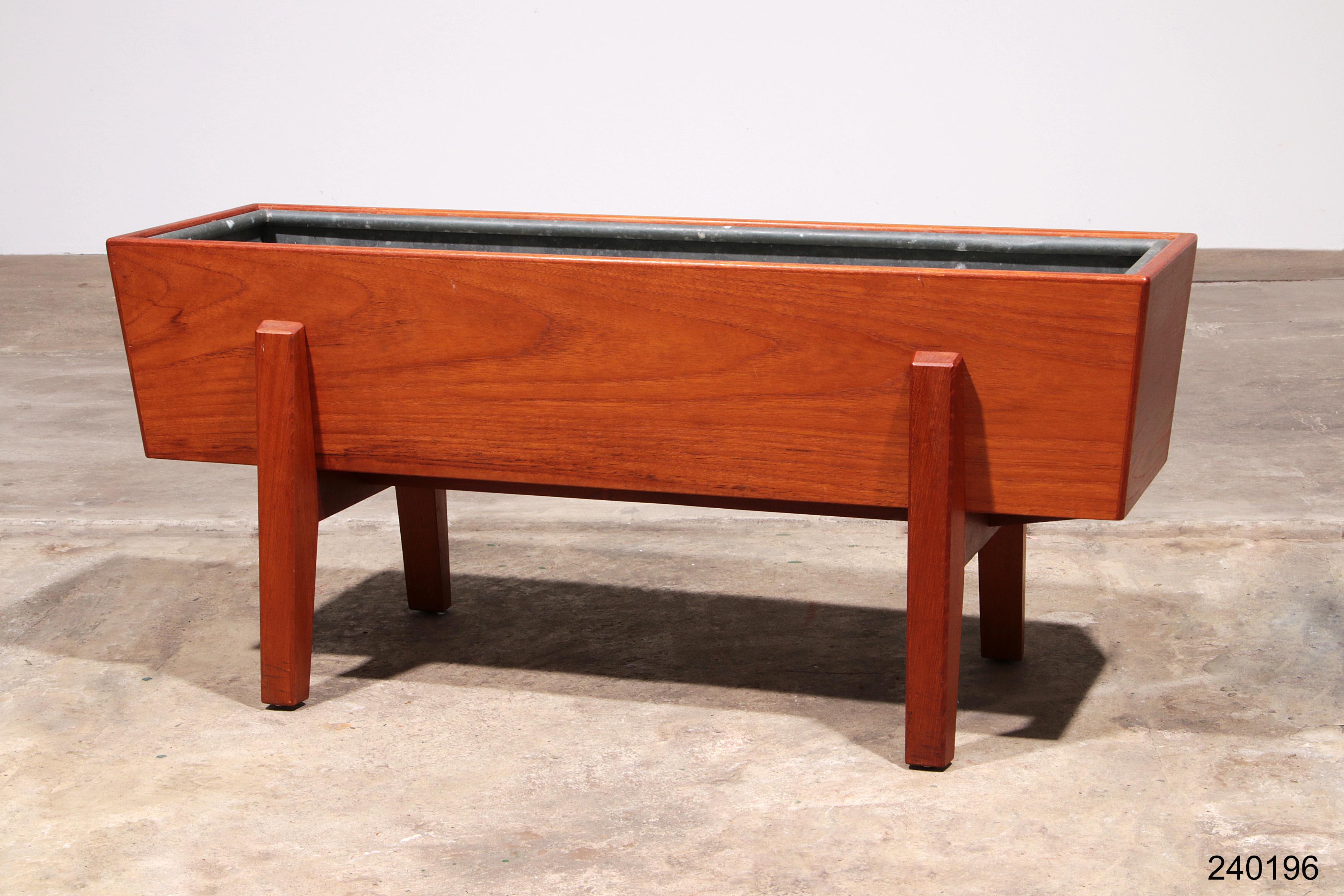 Elegante fioriera in legno dal design danese in vendita 9