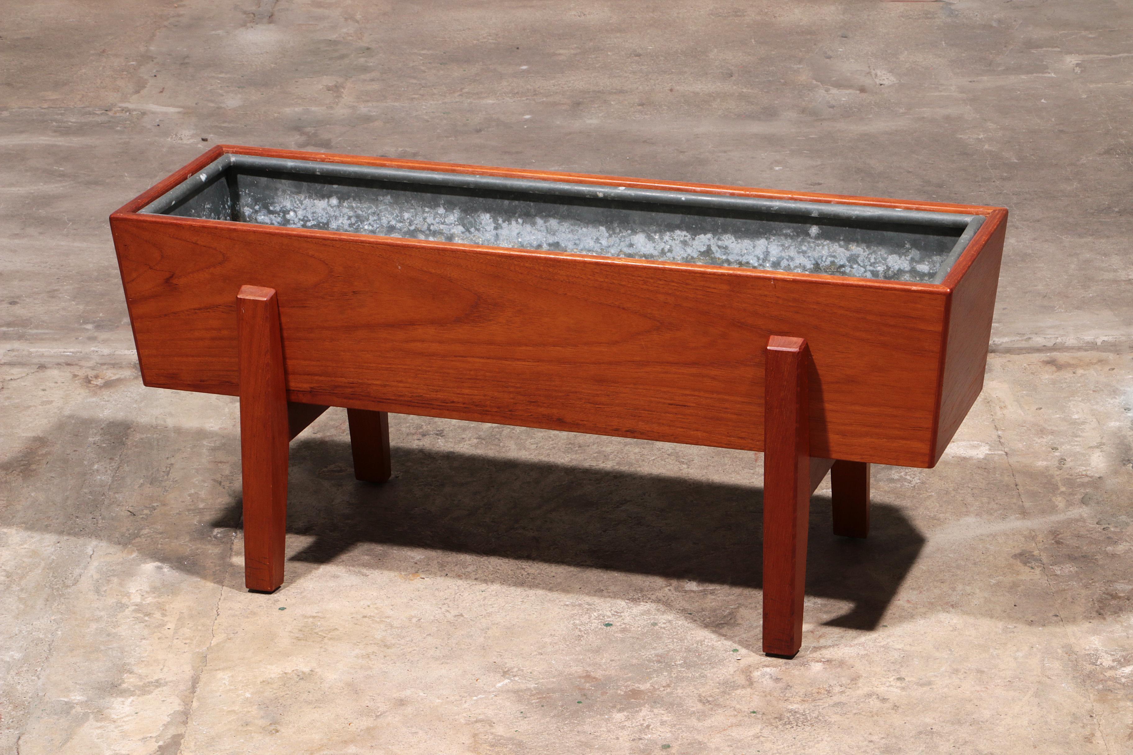 Mid-Century moderno Elegante fioriera in legno dal design danese in vendita