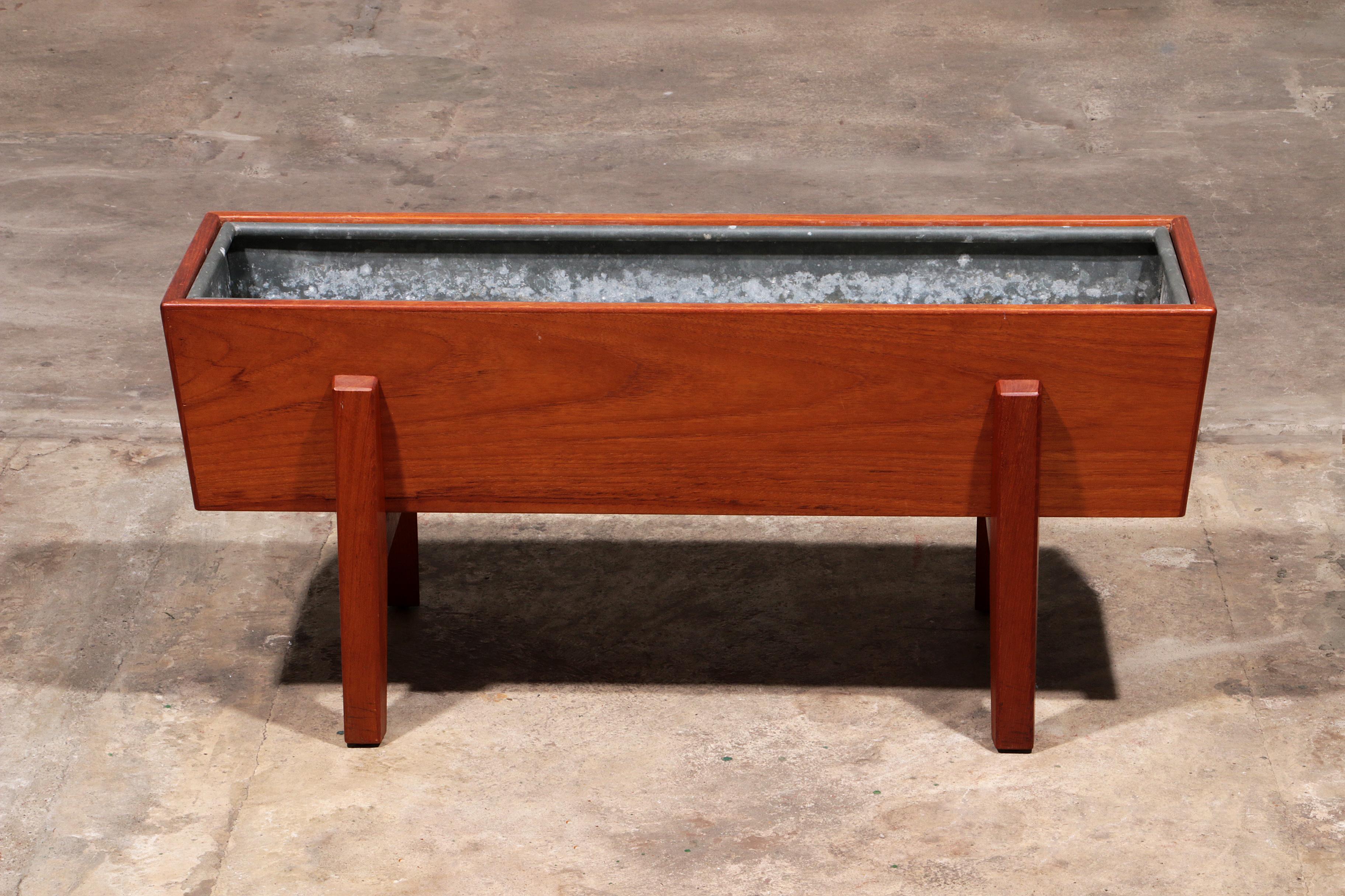 Danese Elegante fioriera in legno dal design danese in vendita