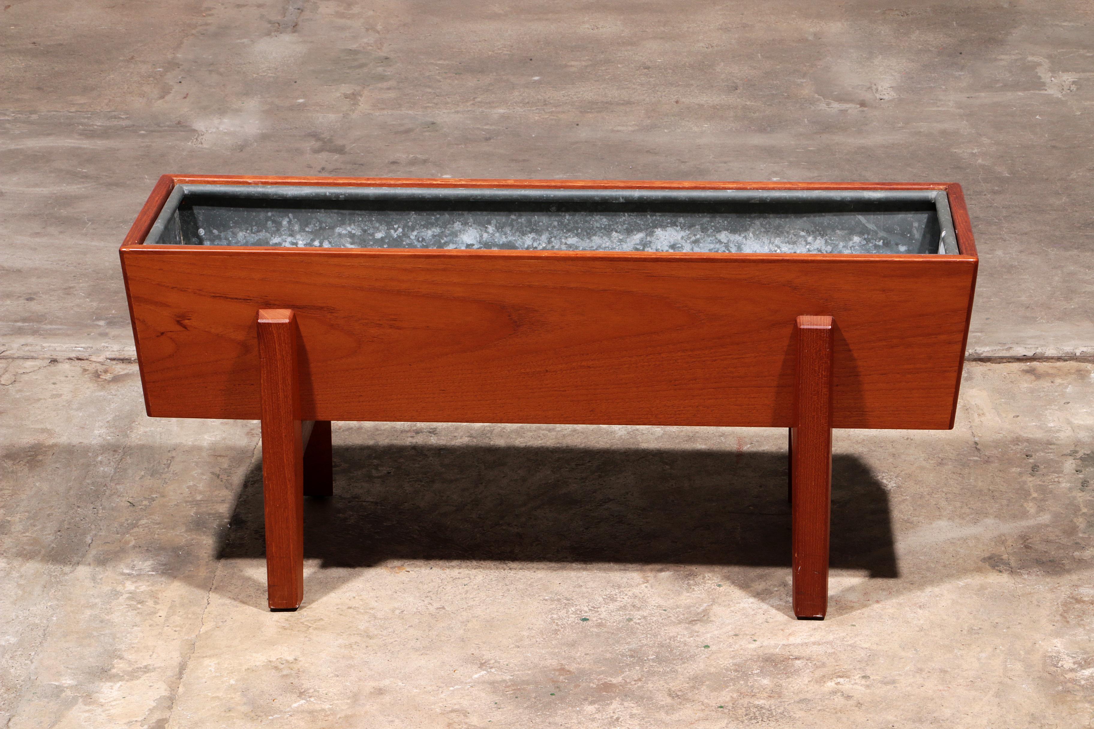 Metà XX secolo Elegante fioriera in legno dal design danese in vendita