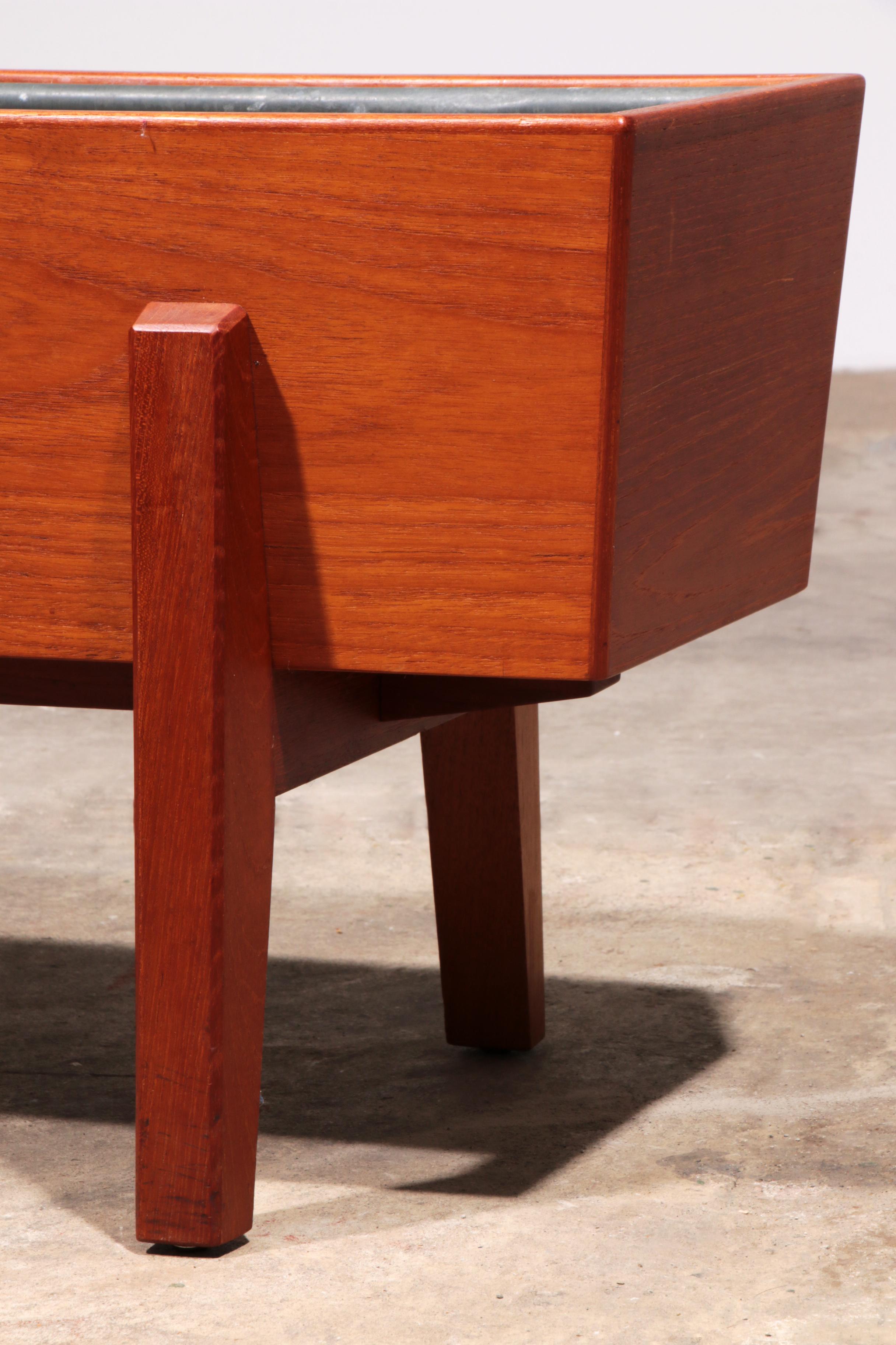 Elegante fioriera in legno dal design danese in vendita 1